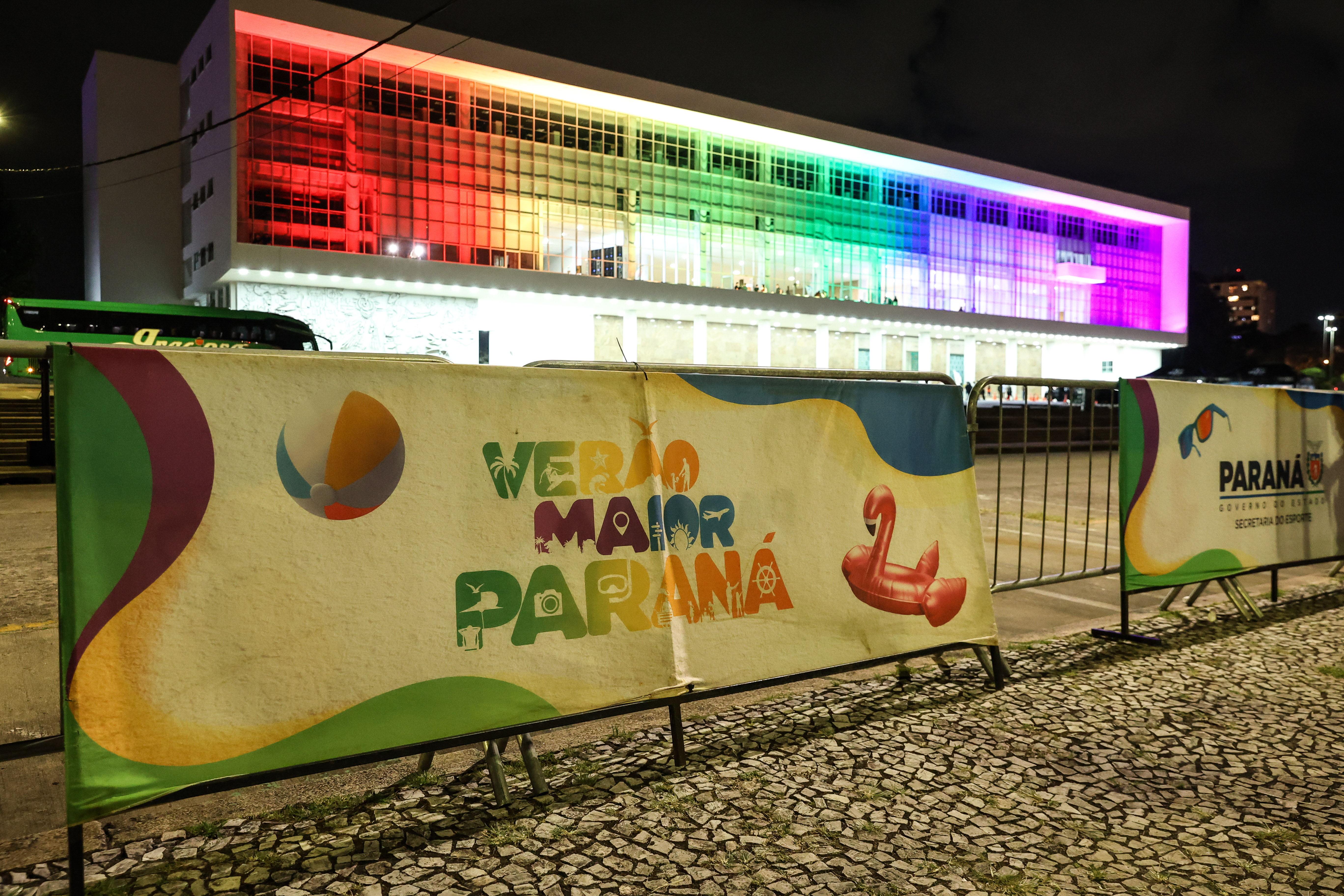 Com o céu iluminado por mais de 600 drones, o Governo do Estado deu o pontapé inicial para a maior edição da história do Verão Maior Paraná.. A cerimônia de lançamento, que aconteceu nesta quarta-feira (27), contou com a presença do governador Carlos Massa Ratinho Junior.