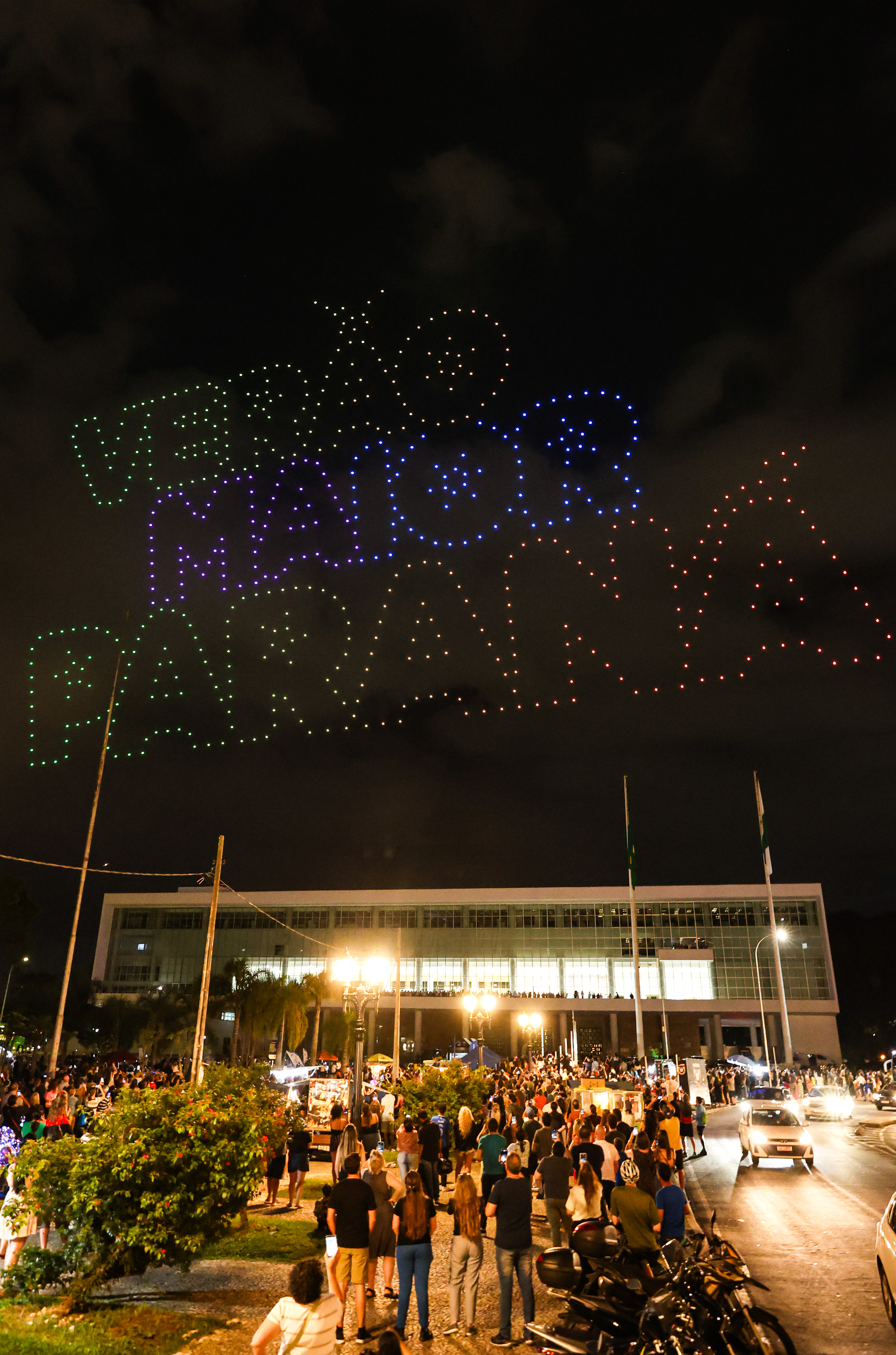 Com o céu iluminado por mais de 600 drones, o Governo do Estado deu o pontapé inicial para a maior edição da história do Verão Maior Paraná.. A cerimônia de lançamento, que aconteceu nesta quarta-feira (27), contou com a presença do governador Carlos Massa Ratinho Junior.