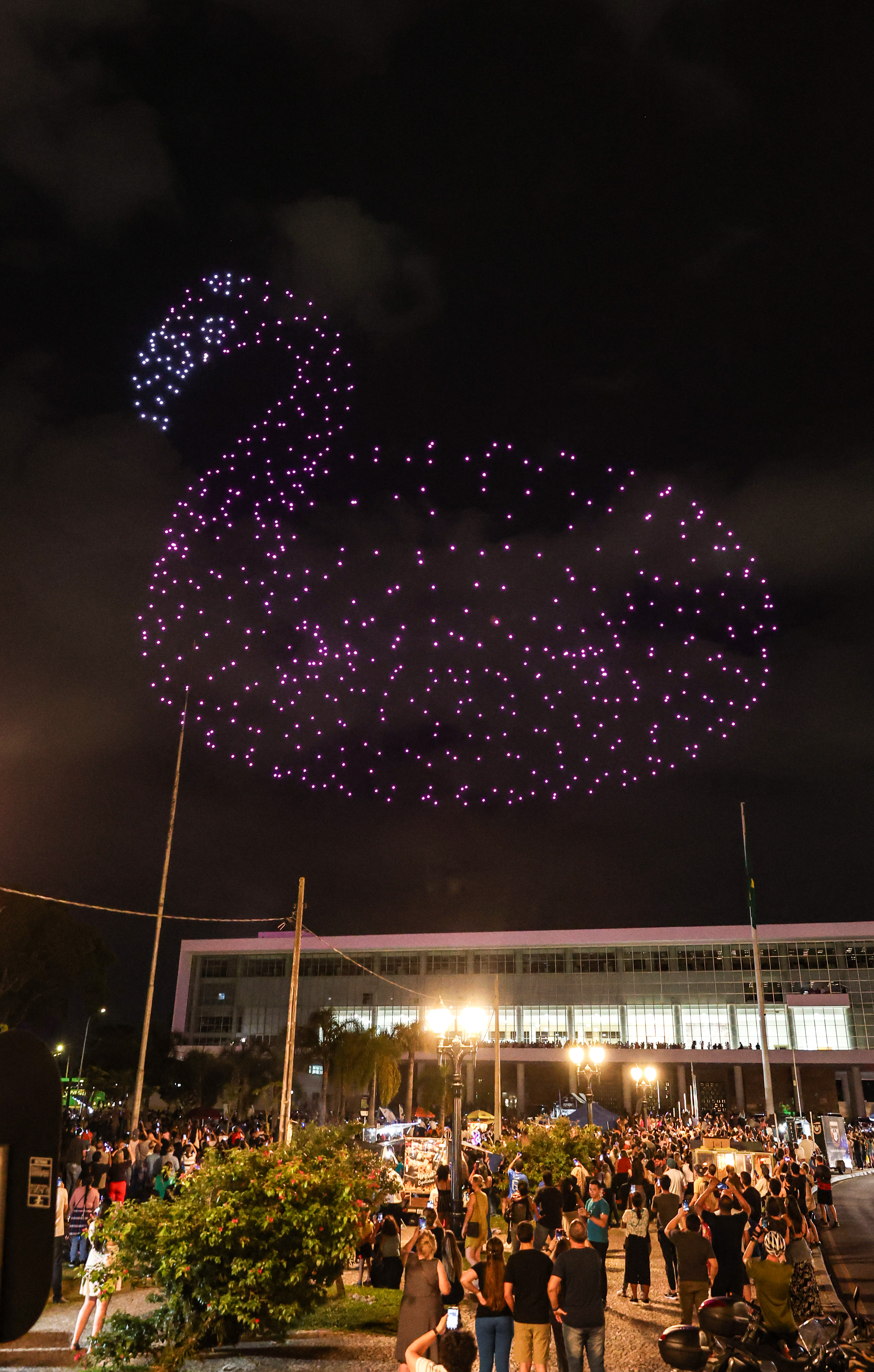 Com o céu iluminado por mais de 600 drones, o Governo do Estado deu o pontapé inicial para a maior edição da história do Verão Maior Paraná.. A cerimônia de lançamento, que aconteceu nesta quarta-feira (27), contou com a presença do governador Carlos Massa Ratinho Junior.