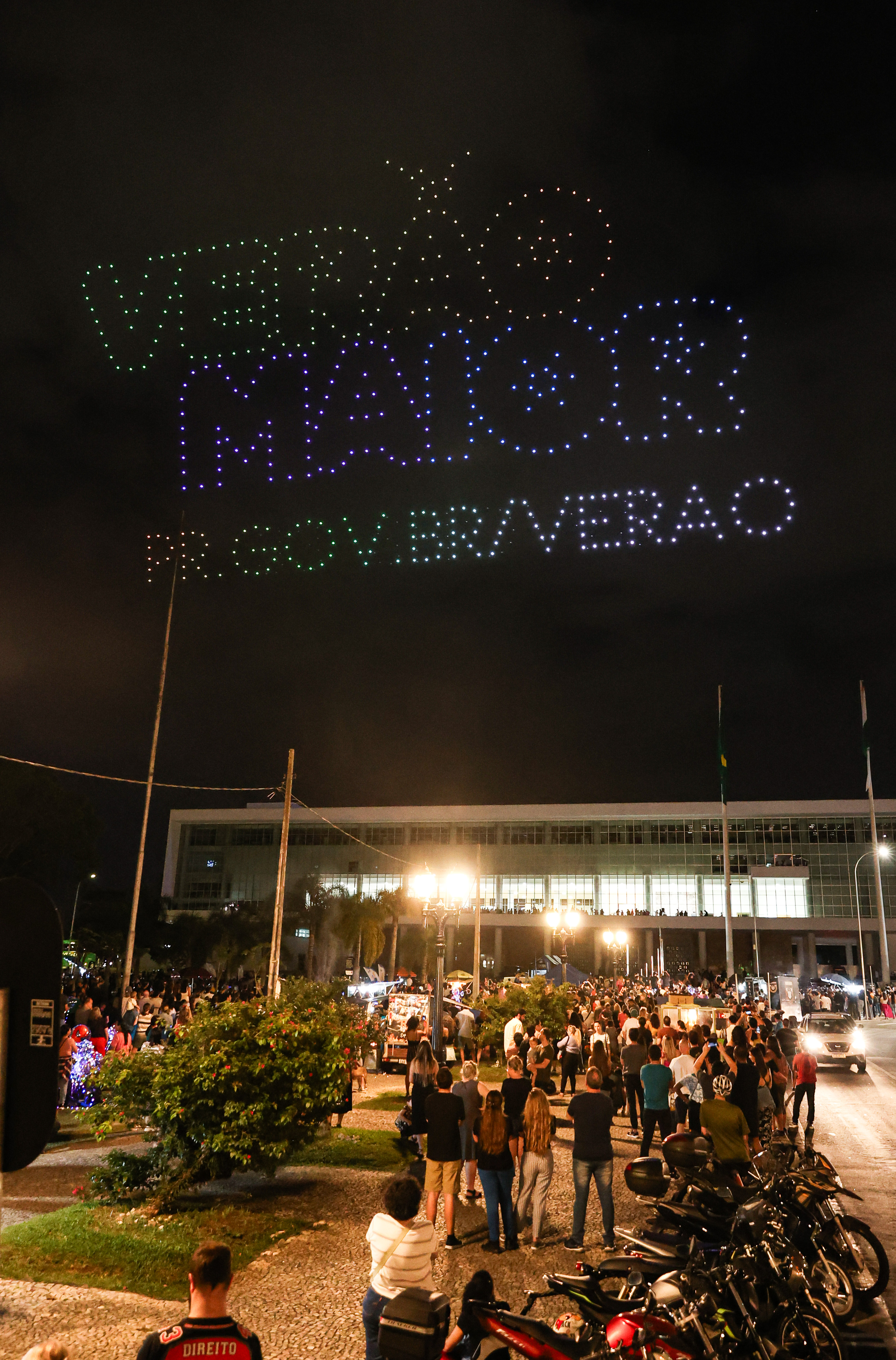 Com o céu iluminado por mais de 600 drones, o Governo do Estado deu o pontapé inicial para a maior edição da história do Verão Maior Paraná.. A cerimônia de lançamento, que aconteceu nesta quarta-feira (27), contou com a presença do governador Carlos Massa Ratinho Junior.