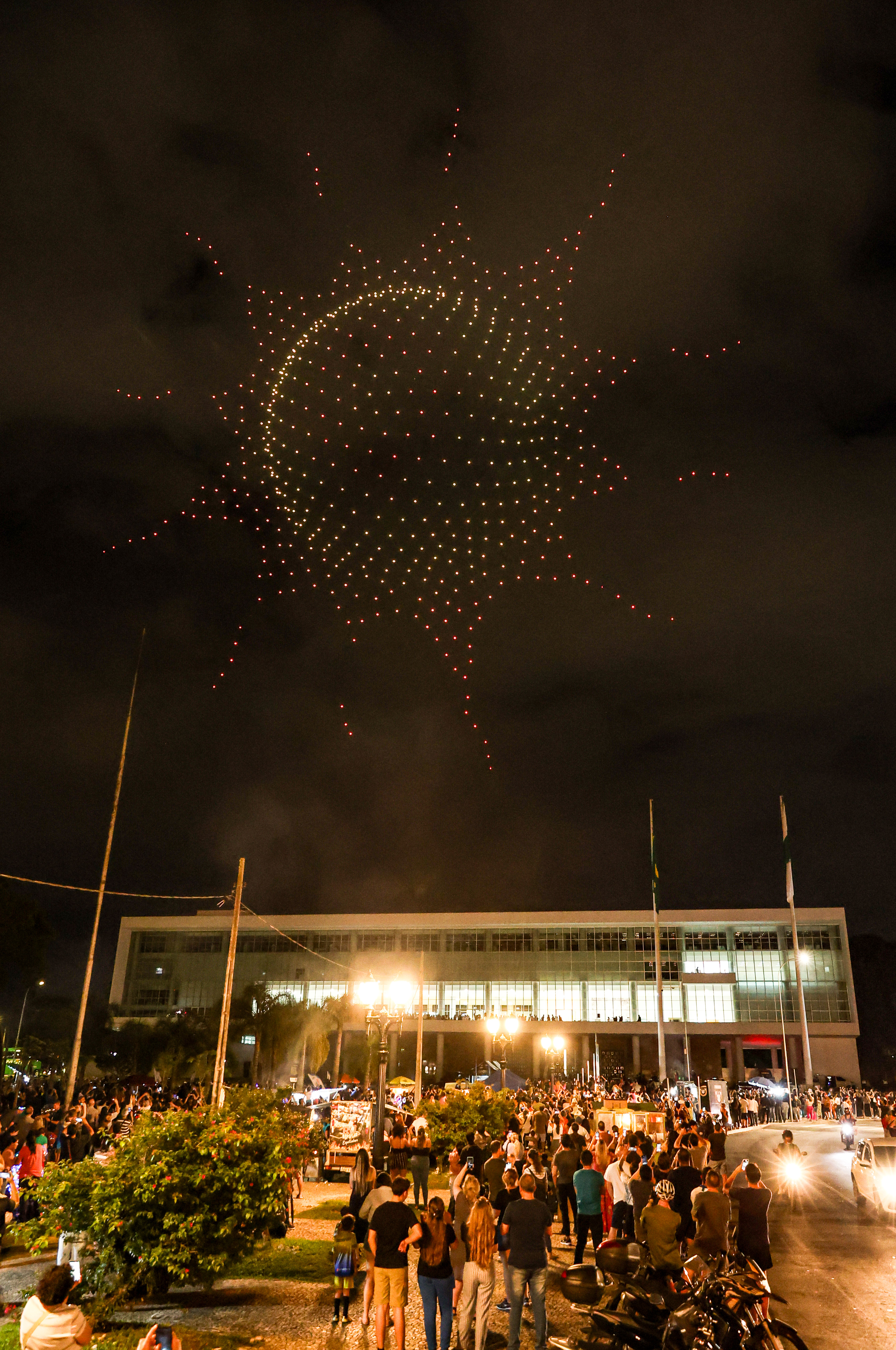 Com o céu iluminado por mais de 600 drones, o Governo do Estado deu o pontapé inicial para a maior edição da história do Verão Maior Paraná.. A cerimônia de lançamento, que aconteceu nesta quarta-feira (27), contou com a presença do governador Carlos Massa Ratinho Junior.