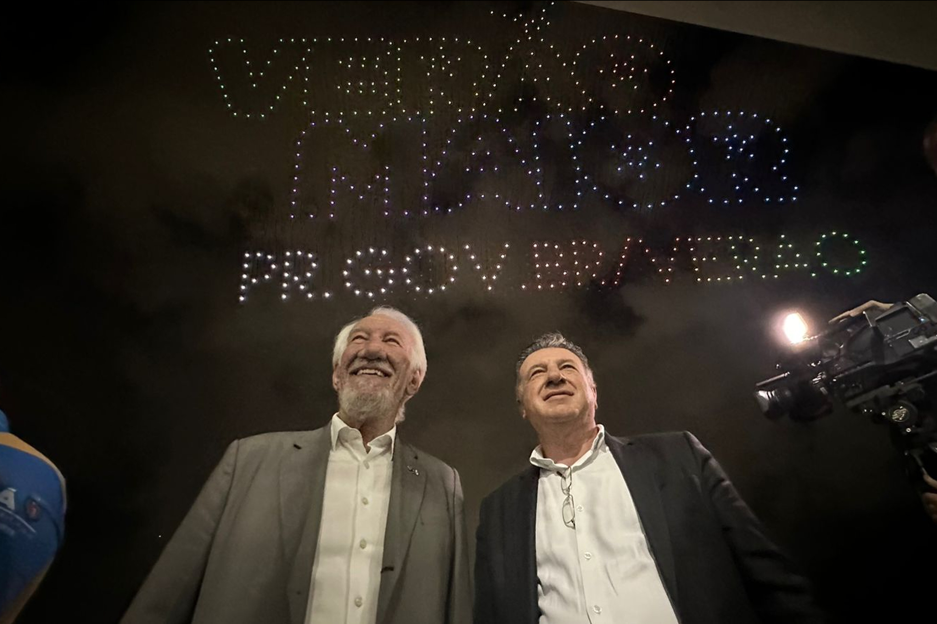 Com o céu iluminado por mais de 600 drones, o Governo do Estado deu o pontapé inicial para a maior edição da história do Verão Maior Paraná.. A cerimônia de lançamento, que aconteceu nesta quarta-feira (27), contou com a presença do governador Carlos Massa Ratinho Junior.