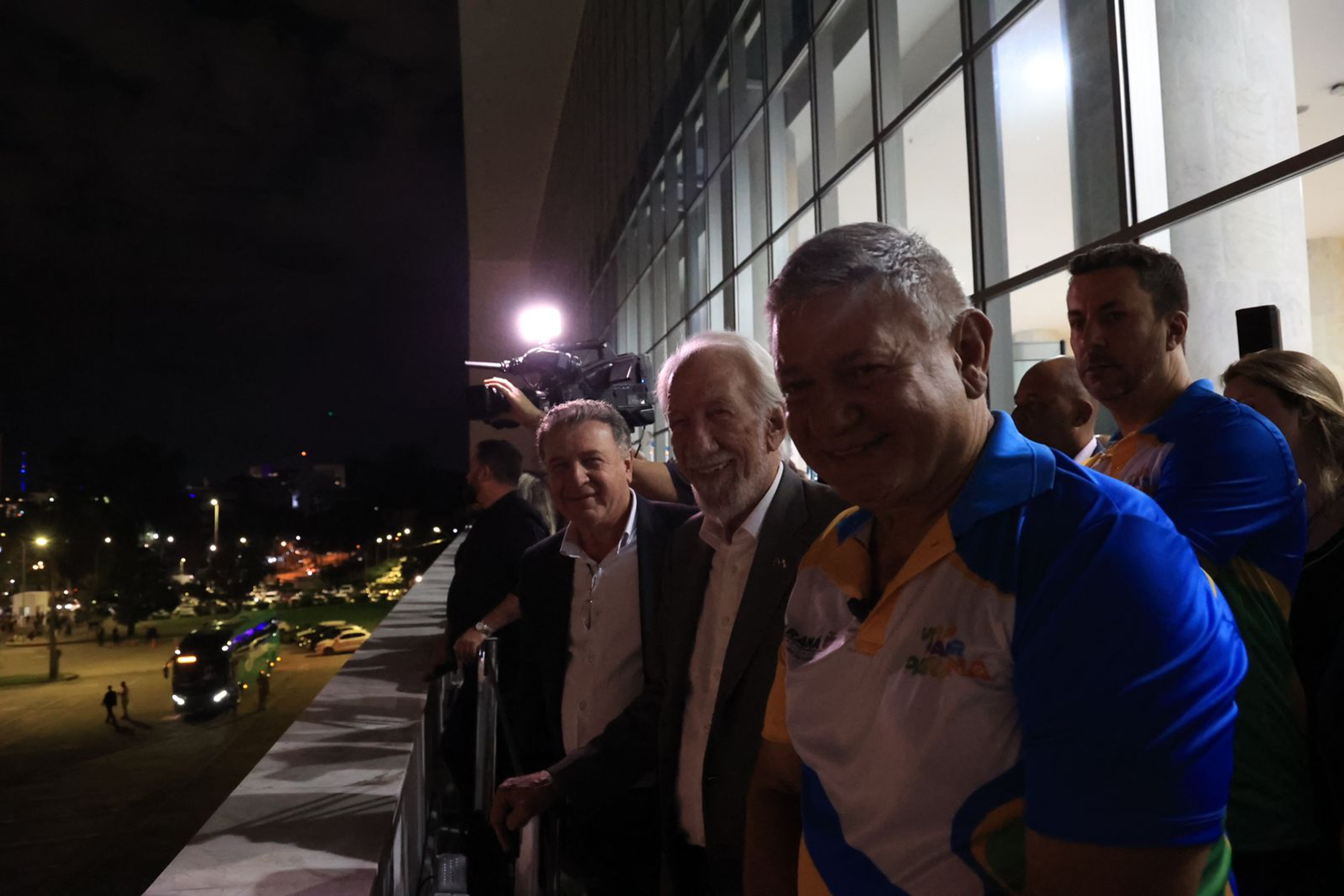 Com o céu iluminado por mais de 600 drones, o Governo do Estado deu o pontapé inicial para a maior edição da história do Verão Maior Paraná.. A cerimônia de lançamento, que aconteceu nesta quarta-feira (27), contou com a presença do governador Carlos Massa Ratinho Junior.
