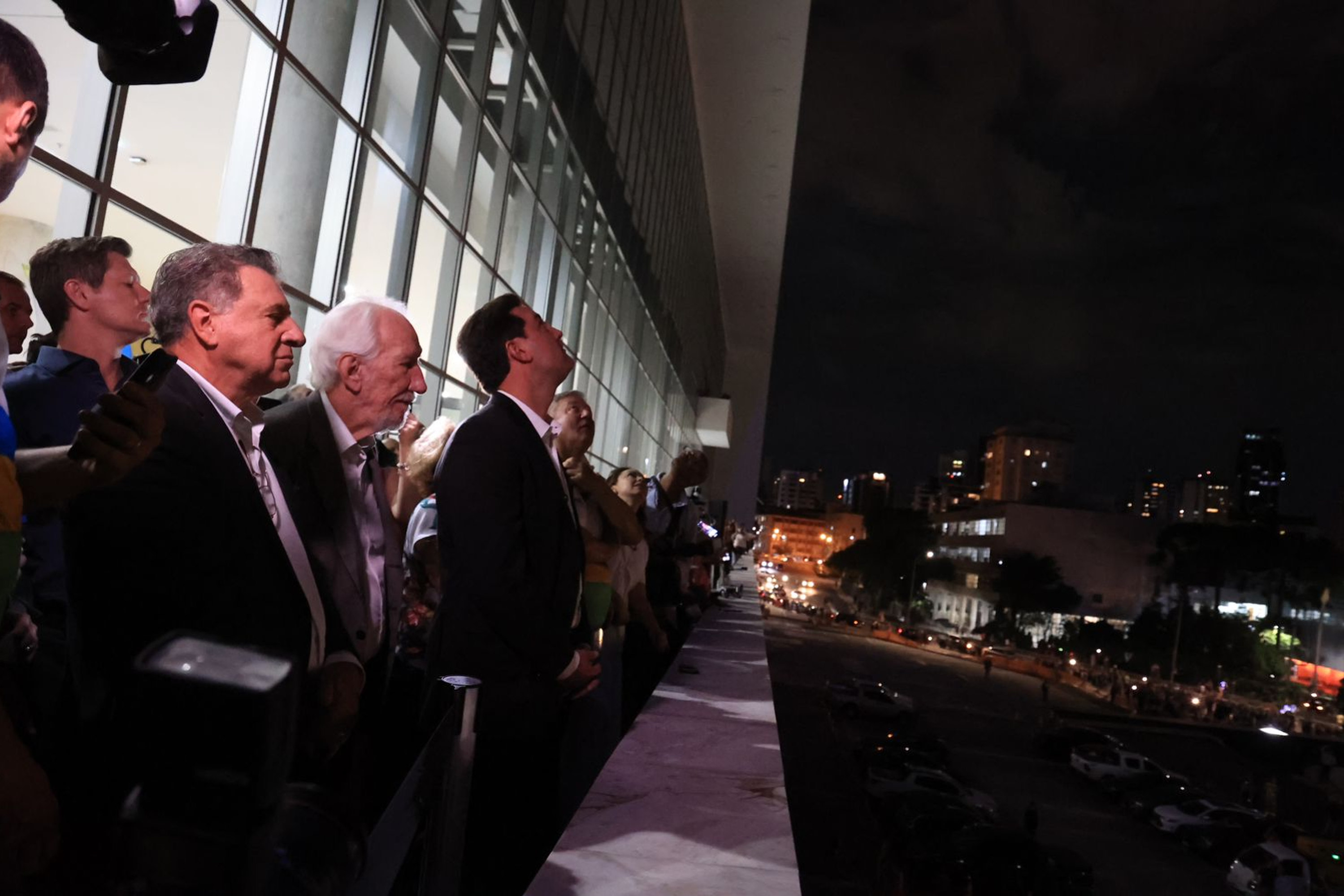 Com o céu iluminado por mais de 600 drones, o Governo do Estado deu o pontapé inicial para a maior edição da história do Verão Maior Paraná.. A cerimônia de lançamento, que aconteceu nesta quarta-feira (27), contou com a presença do governador Carlos Massa Ratinho Junior.