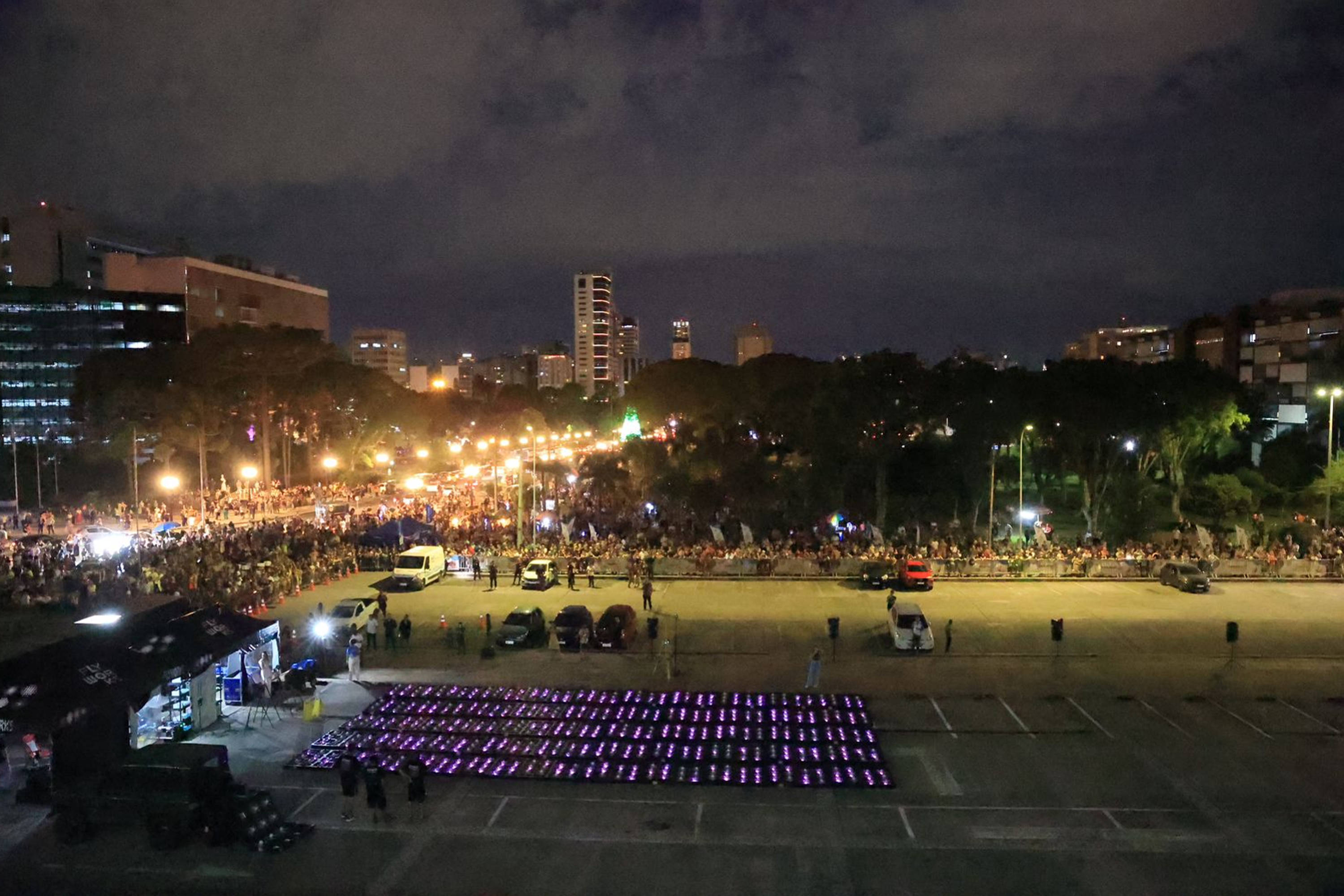 Com o céu iluminado por mais de 600 drones, o Governo do Estado deu o pontapé inicial para a maior edição da história do Verão Maior Paraná.. A cerimônia de lançamento, que aconteceu nesta quarta-feira (27), contou com a presença do governador Carlos Massa Ratinho Junior.