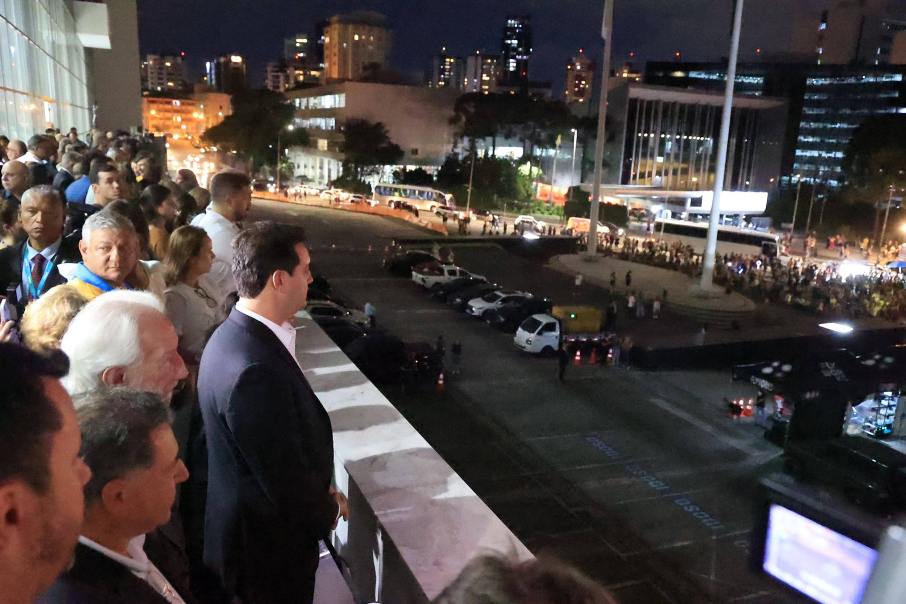 Com o céu iluminado por mais de 600 drones, o Governo do Estado deu o pontapé inicial para a maior edição da história do Verão Maior Paraná.. A cerimônia de lançamento, que aconteceu nesta quarta-feira (27), contou com a presença do governador Carlos Massa Ratinho Junior.