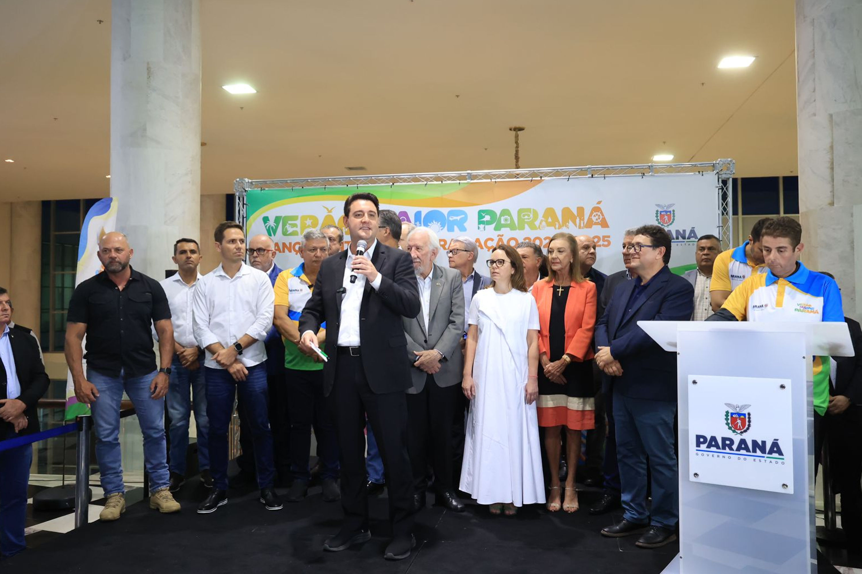 Com o céu iluminado por mais de 600 drones, o Governo do Estado deu o pontapé inicial para a maior edição da história do Verão Maior Paraná.. A cerimônia de lançamento, que aconteceu nesta quarta-feira (27), contou com a presença do governador Carlos Massa Ratinho Junior.