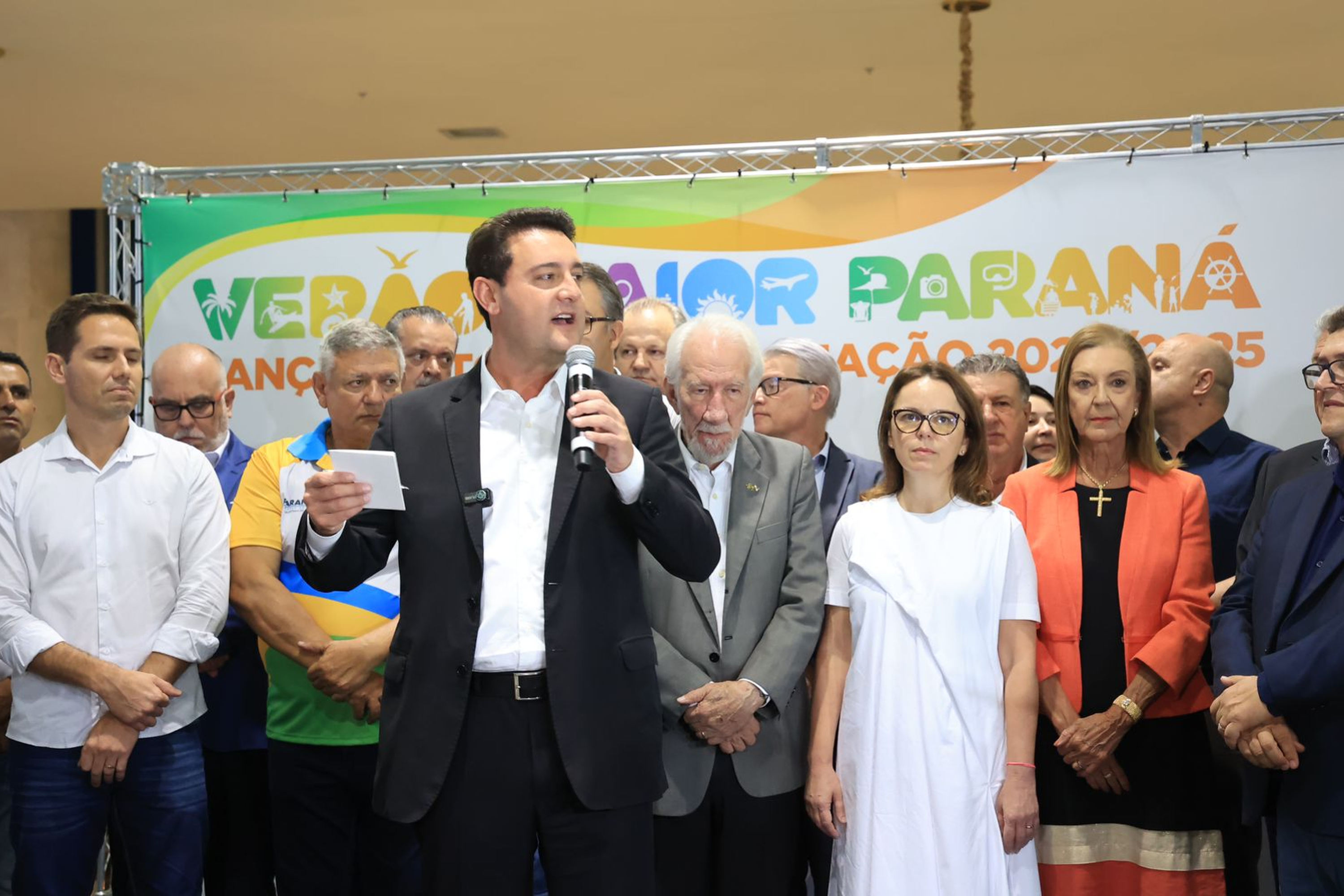 Com o céu iluminado por mais de 600 drones, o Governo do Estado deu o pontapé inicial para a maior edição da história do Verão Maior Paraná.. A cerimônia de lançamento, que aconteceu nesta quarta-feira (27), contou com a presença do governador Carlos Massa Ratinho Junior.