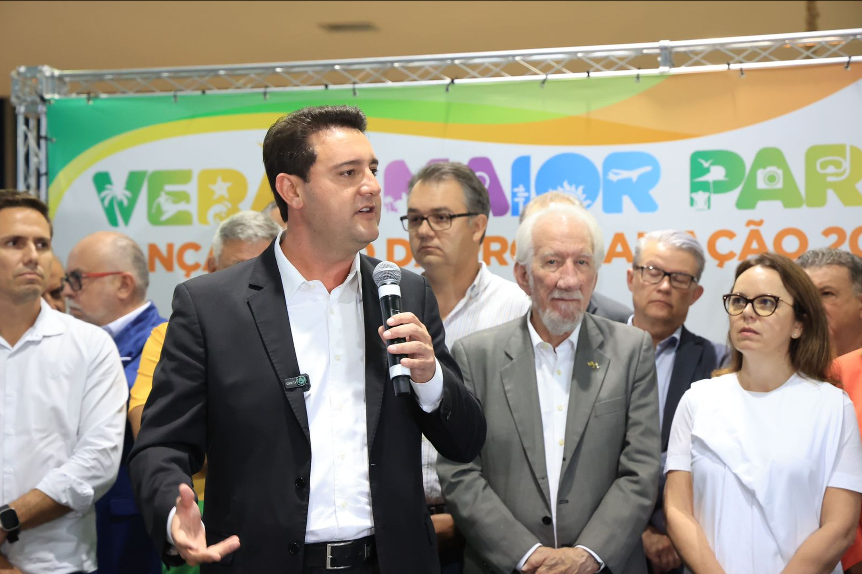 Com o céu iluminado por mais de 600 drones, o Governo do Estado deu o pontapé inicial para a maior edição da história do Verão Maior Paraná.. A cerimônia de lançamento, que aconteceu nesta quarta-feira (27), contou com a presença do governador Carlos Massa Ratinho Junior.