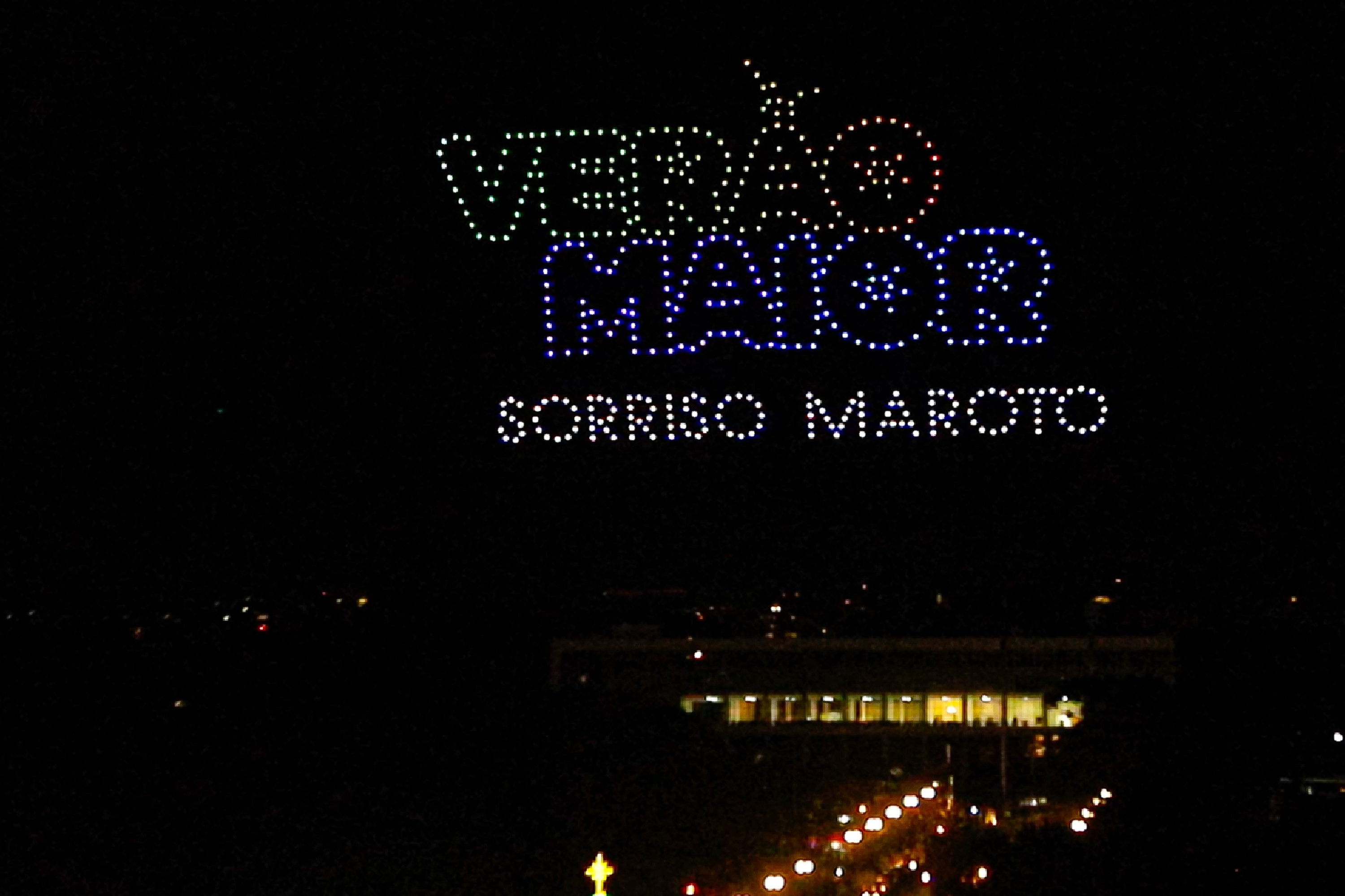 Com o céu iluminado por mais de 600 drones, o Governo do Estado deu o pontapé inicial para a maior edição da história do Verão Maior Paraná.. A cerimônia de lançamento, que aconteceu nesta quarta-feira (27), contou com a presença do governador Carlos Massa Ratinho Junior.