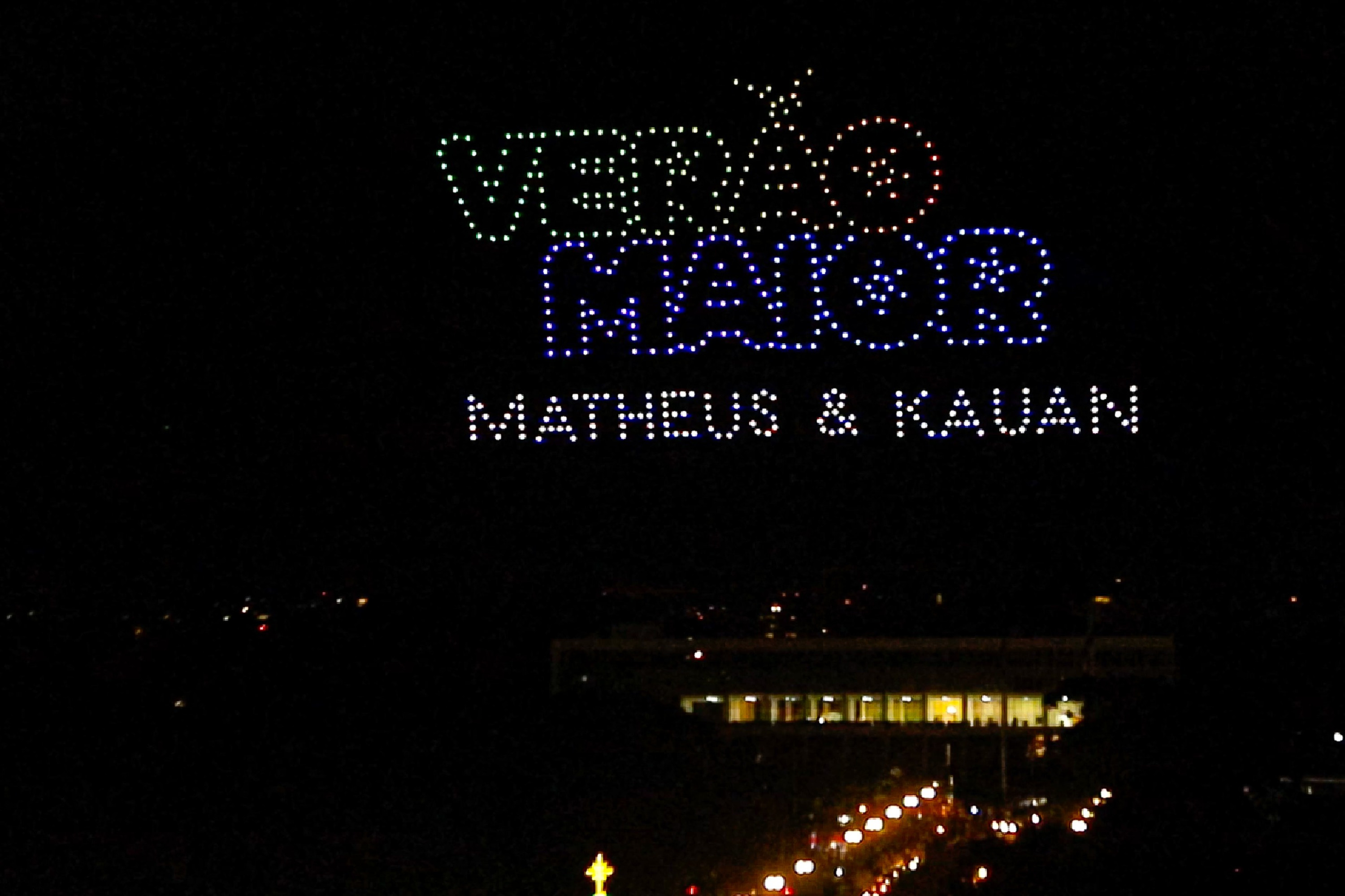 Com o céu iluminado por mais de 600 drones, o Governo do Estado deu o pontapé inicial para a maior edição da história do Verão Maior Paraná.. A cerimônia de lançamento, que aconteceu nesta quarta-feira (27), contou com a presença do governador Carlos Massa Ratinho Junior.