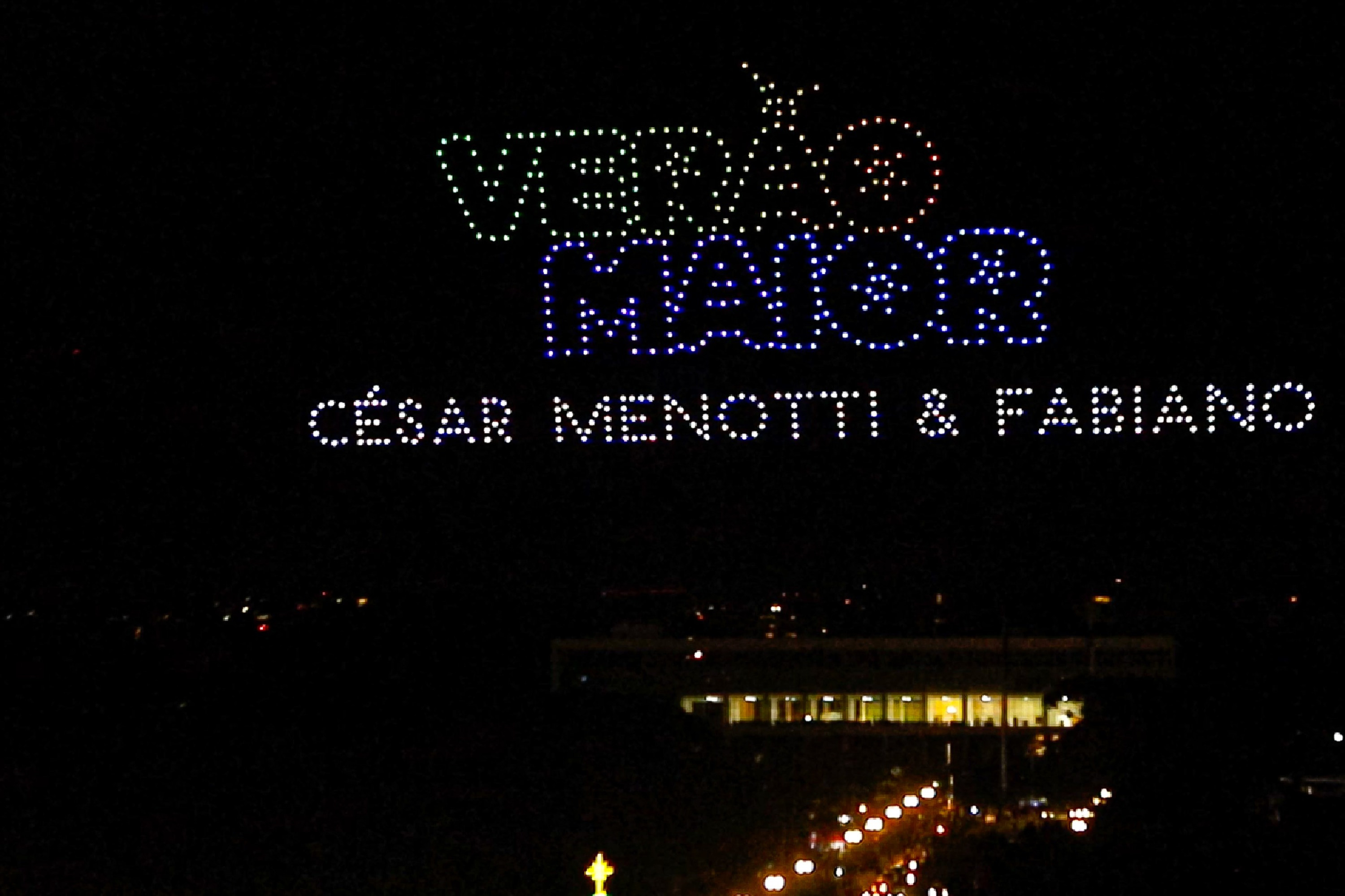 Com o céu iluminado por mais de 600 drones, o Governo do Estado deu o pontapé inicial para a maior edição da história do Verão Maior Paraná.. A cerimônia de lançamento, que aconteceu nesta quarta-feira (27), contou com a presença do governador Carlos Massa Ratinho Junior.