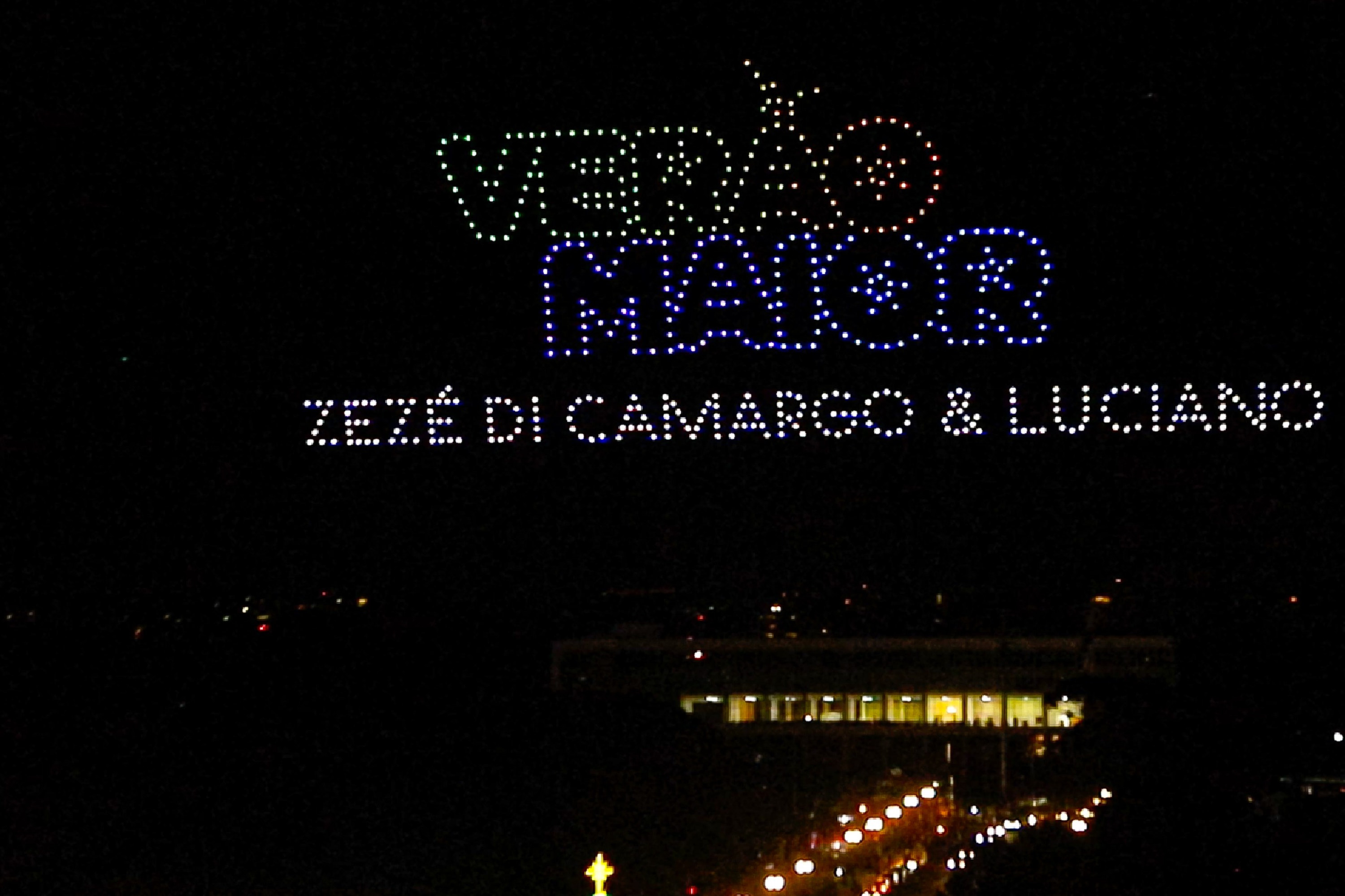 Com o céu iluminado por mais de 600 drones, o Governo do Estado deu o pontapé inicial para a maior edição da história do Verão Maior Paraná.. A cerimônia de lançamento, que aconteceu nesta quarta-feira (27), contou com a presença do governador Carlos Massa Ratinho Junior.