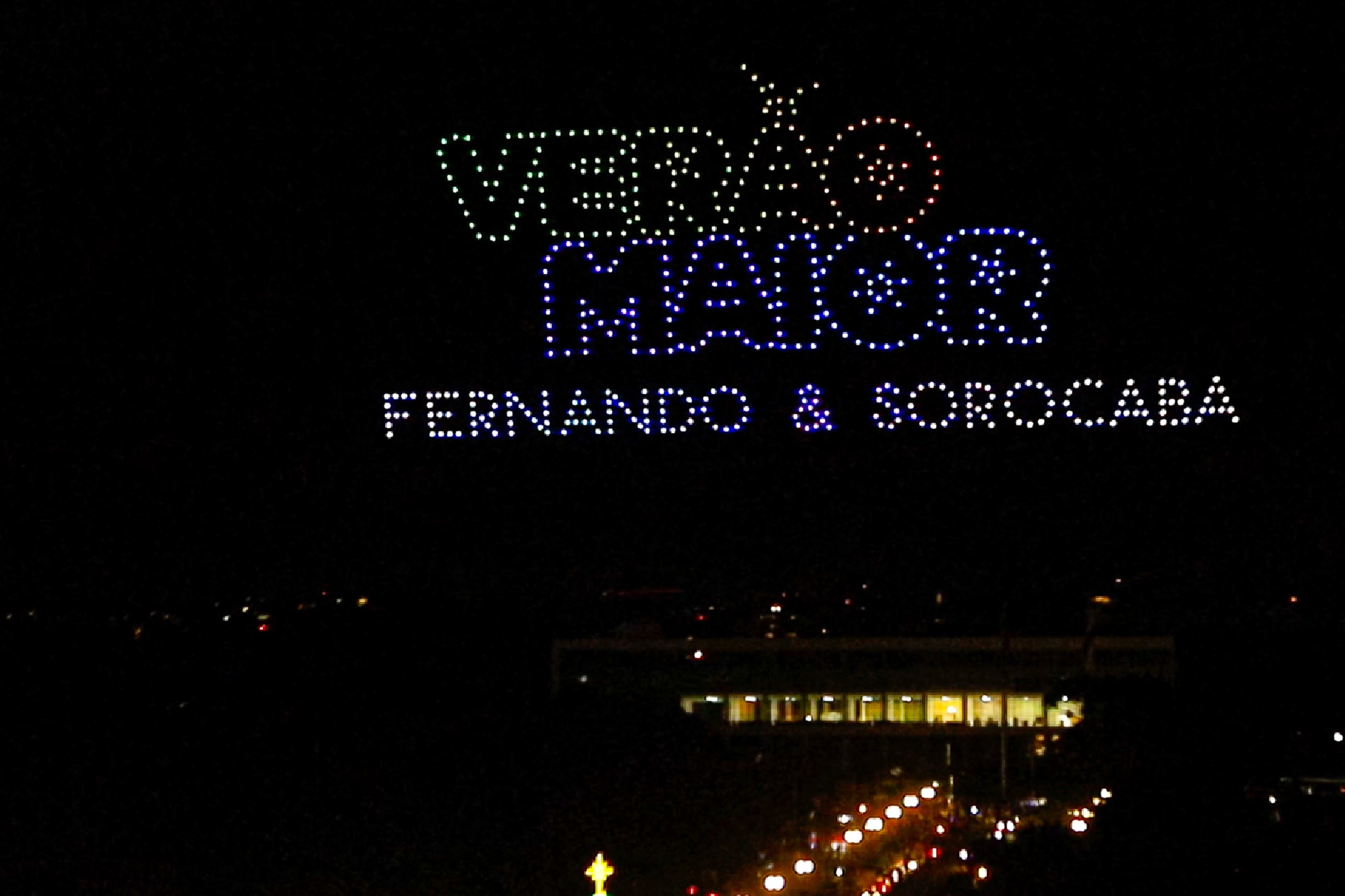 Com o céu iluminado por mais de 600 drones, o Governo do Estado deu o pontapé inicial para a maior edição da história do Verão Maior Paraná.. A cerimônia de lançamento, que aconteceu nesta quarta-feira (27), contou com a presença do governador Carlos Massa Ratinho Junior.