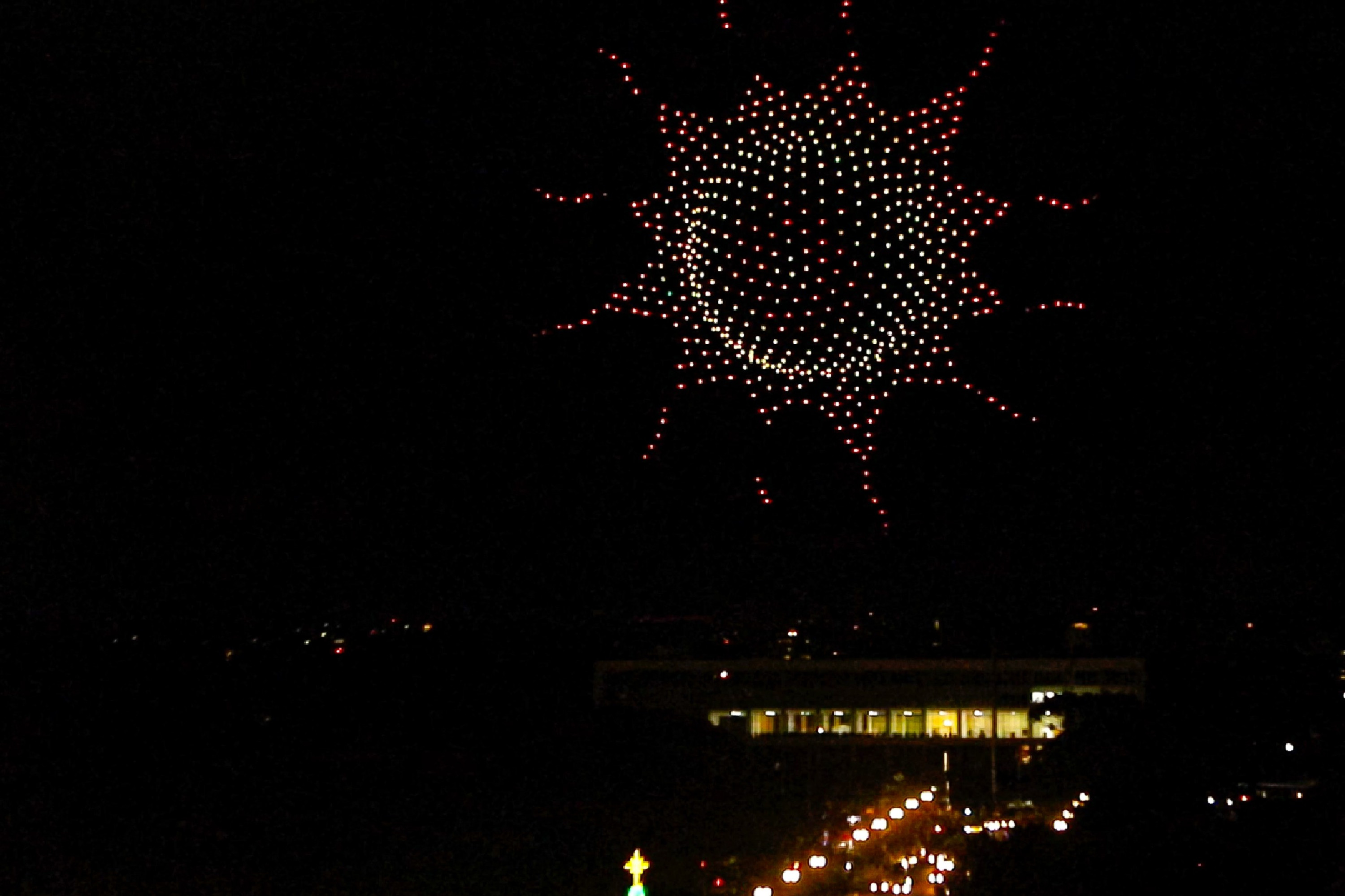 Com o céu iluminado por mais de 600 drones, o Governo do Estado deu o pontapé inicial para a maior edição da história do Verão Maior Paraná.. A cerimônia de lançamento, que aconteceu nesta quarta-feira (27), contou com a presença do governador Carlos Massa Ratinho Junior.