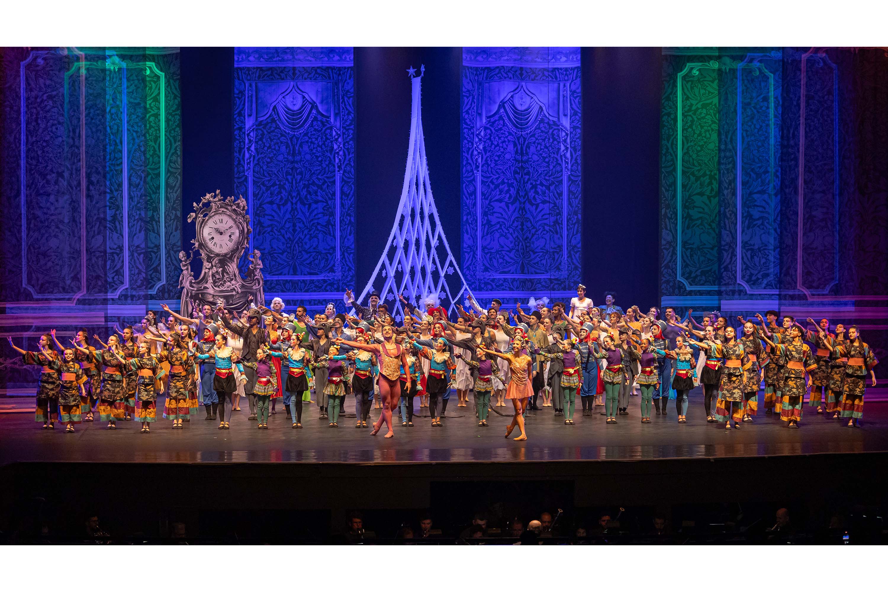 Centro Cultural Teatro Guaíra - CCTG - Guairão - O Quebra-Nozes, com os corpos artísticos do Teatro Guaíra – Neste fim de semana, começa o tradicional balé O “Quebra-Nozes”, com direção geral de Luiz Fernando Bongiovanni, reunindo mais de 150 artistas da Orquestra Sinfônica do Paraná, Balé Teatro Guaíra, Escola de Dança Teatro Guaíra e G2 Cia de Dança, além de participações especiais de Nickolle Abreu e Pedro Mello e Cruz, do Circocan.