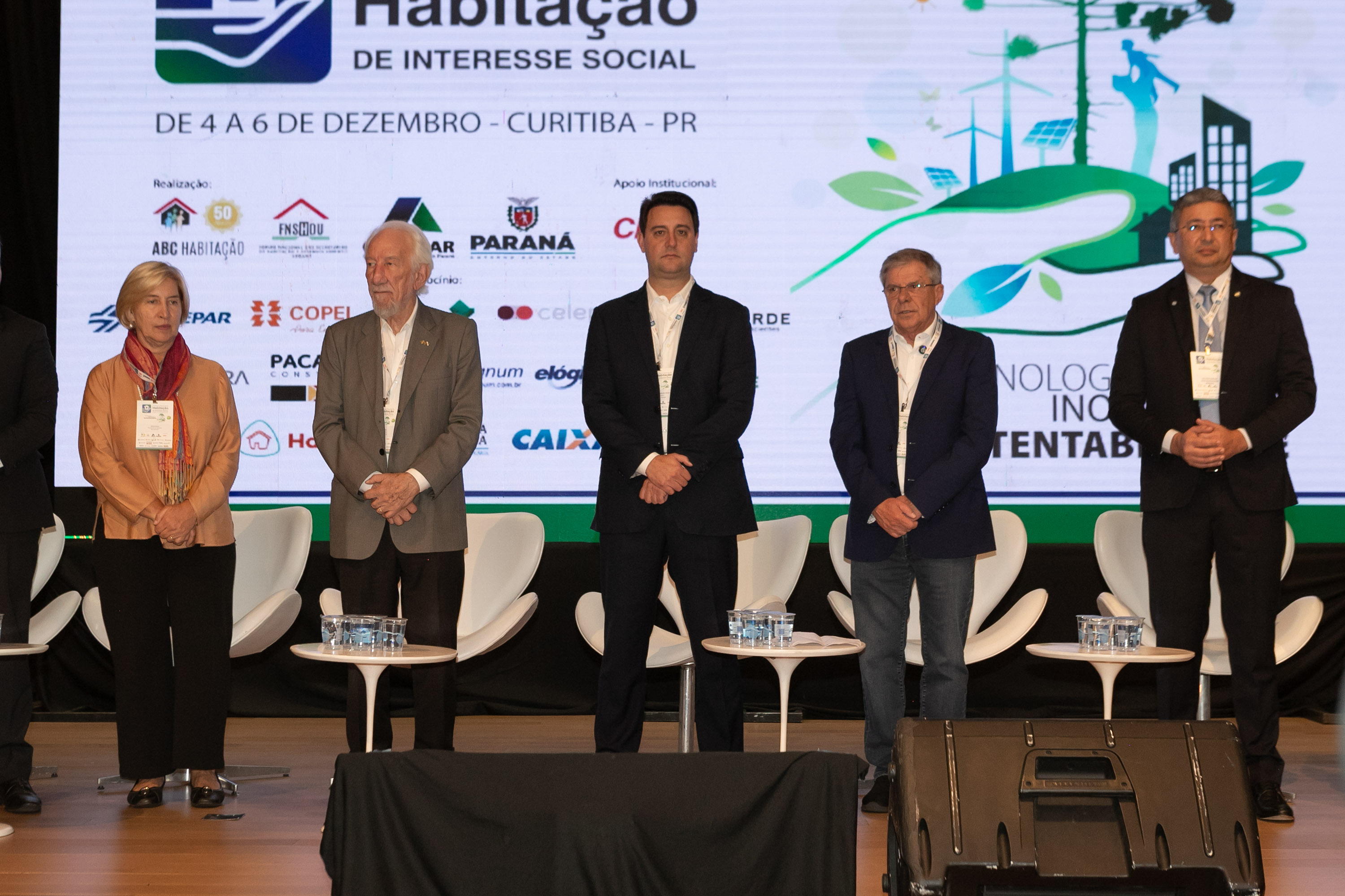O Paraná vai dar um novo passo em seu programa habitacional, o Casa Fácil Paraná. O governador Carlos Massa Ratinho Junior assinou nesta quarta-feira (4), durante a abertura do Fórum Nacional de Habitação de Interesse Social, um convênio de US$ 187 milhões (R$ 1,13 bilhão) com o Banco Interamericano de Desenvolvimento (BID) para o Vida Nova, modalidade do Casa Fácil voltada a famílias em situação de vulnerabilidade social.