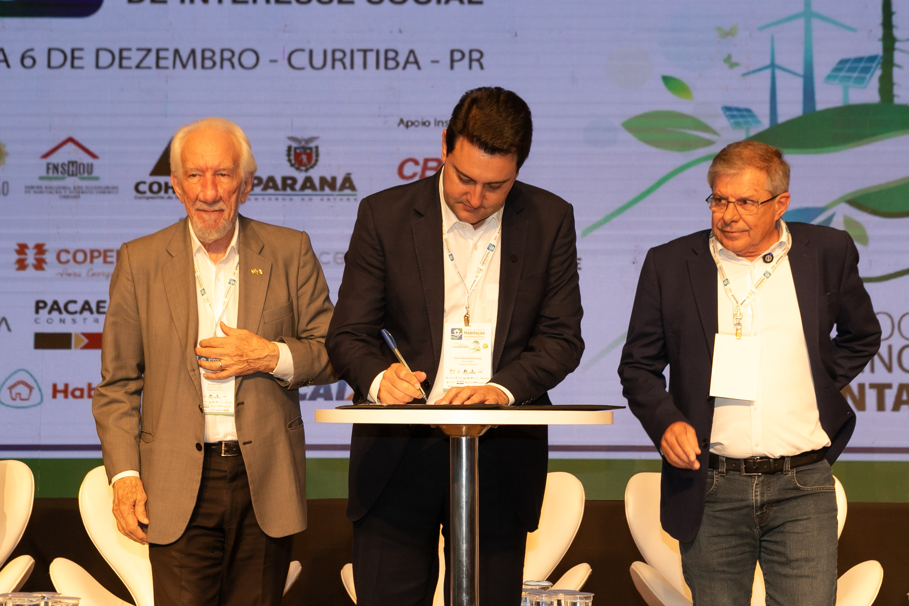 O Paraná vai dar um novo passo em seu programa habitacional, o Casa Fácil Paraná. O governador Carlos Massa Ratinho Junior assinou nesta quarta-feira (4), durante a abertura do Fórum Nacional de Habitação de Interesse Social, um convênio de US$ 187 milhões (R$ 1,13 bilhão) com o Banco Interamericano de Desenvolvimento (BID) para o Vida Nova, modalidade do Casa Fácil voltada a famílias em situação de vulnerabilidade social.