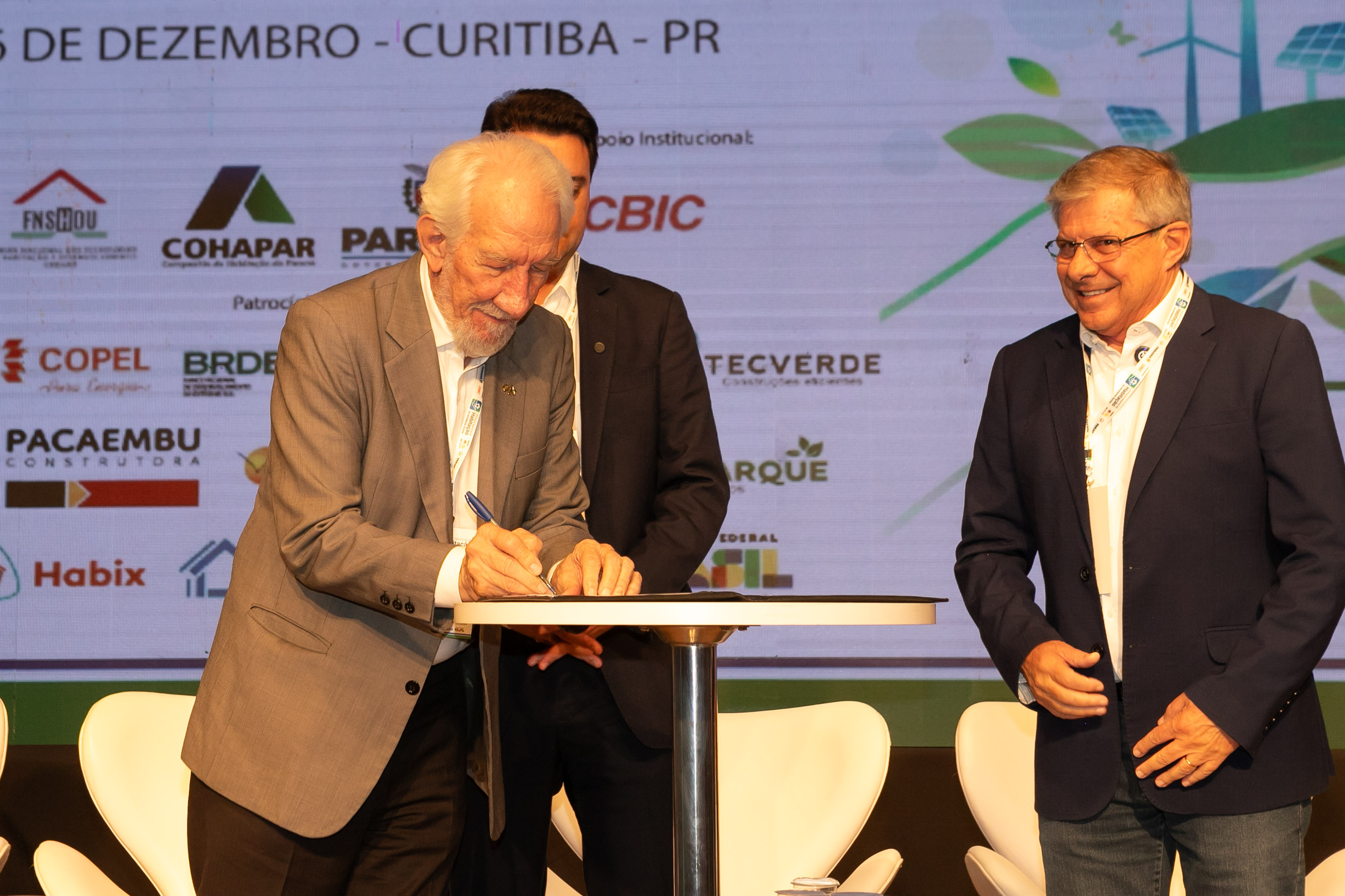 O Paraná vai dar um novo passo em seu programa habitacional, o Casa Fácil Paraná. O governador Carlos Massa Ratinho Junior assinou nesta quarta-feira (4), durante a abertura do Fórum Nacional de Habitação de Interesse Social, um convênio de US$ 187 milhões (R$ 1,13 bilhão) com o Banco Interamericano de Desenvolvimento (BID) para o Vida Nova, modalidade do Casa Fácil voltada a famílias em situação de vulnerabilidade social.