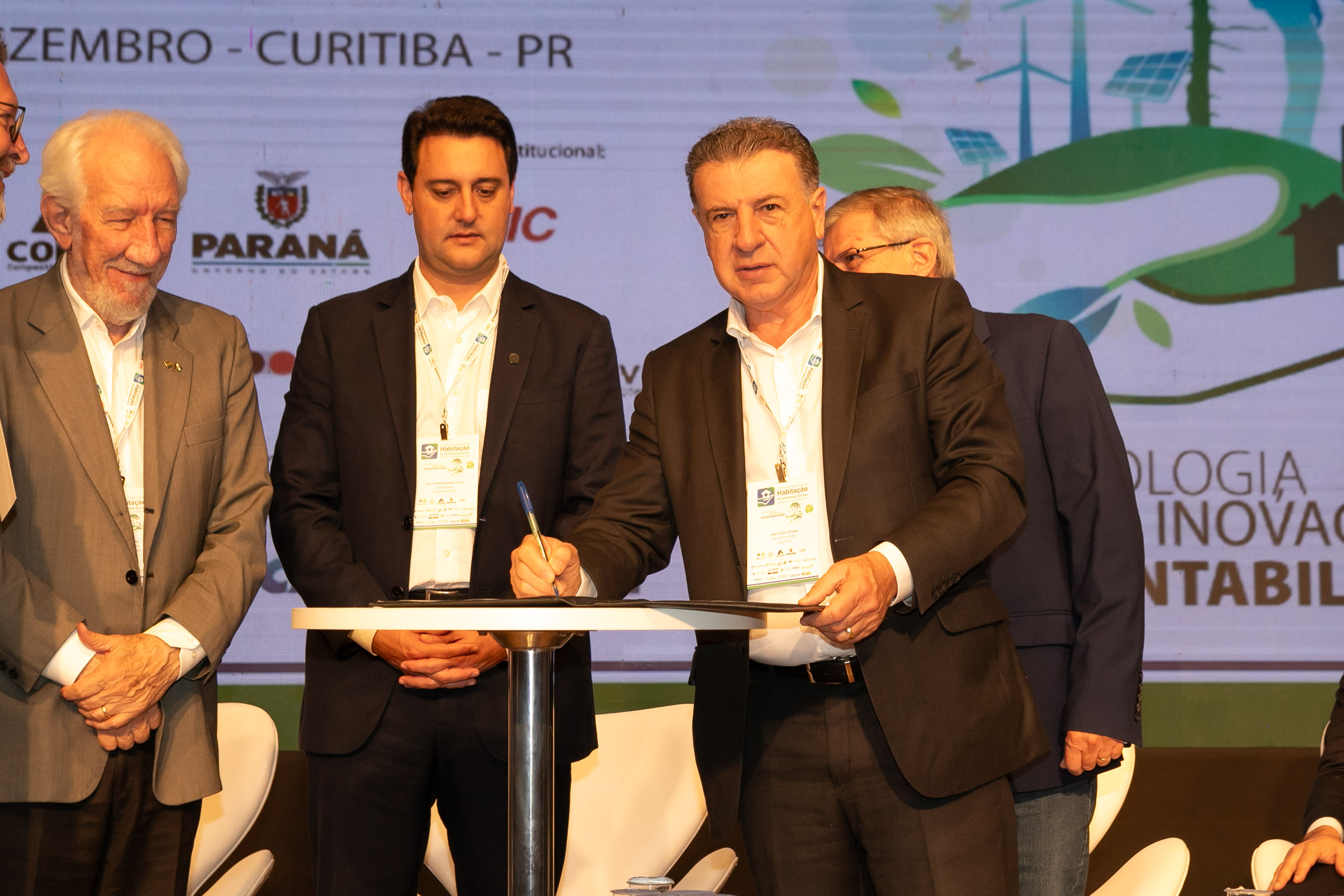 O Paraná vai dar um novo passo em seu programa habitacional, o Casa Fácil Paraná. O governador Carlos Massa Ratinho Junior assinou nesta quarta-feira (4), durante a abertura do Fórum Nacional de Habitação de Interesse Social, um convênio de US$ 187 milhões (R$ 1,13 bilhão) com o Banco Interamericano de Desenvolvimento (BID) para o Vida Nova, modalidade do Casa Fácil voltada a famílias em situação de vulnerabilidade social.