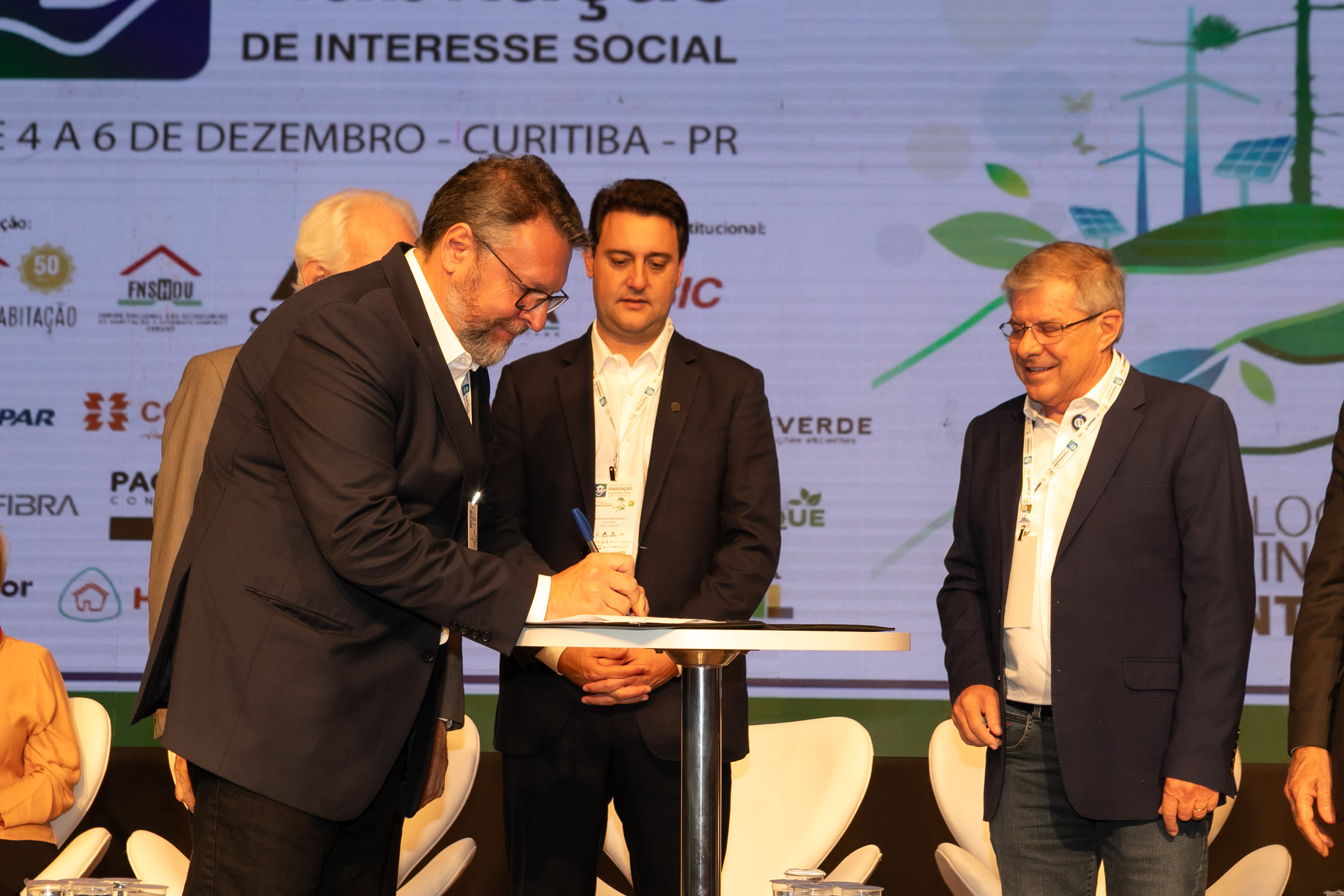 O Paraná vai dar um novo passo em seu programa habitacional, o Casa Fácil Paraná. O governador Carlos Massa Ratinho Junior assinou nesta quarta-feira (4), durante a abertura do Fórum Nacional de Habitação de Interesse Social, um convênio de US$ 187 milhões (R$ 1,13 bilhão) com o Banco Interamericano de Desenvolvimento (BID) para o Vida Nova, modalidade do Casa Fácil voltada a famílias em situação de vulnerabilidade social.