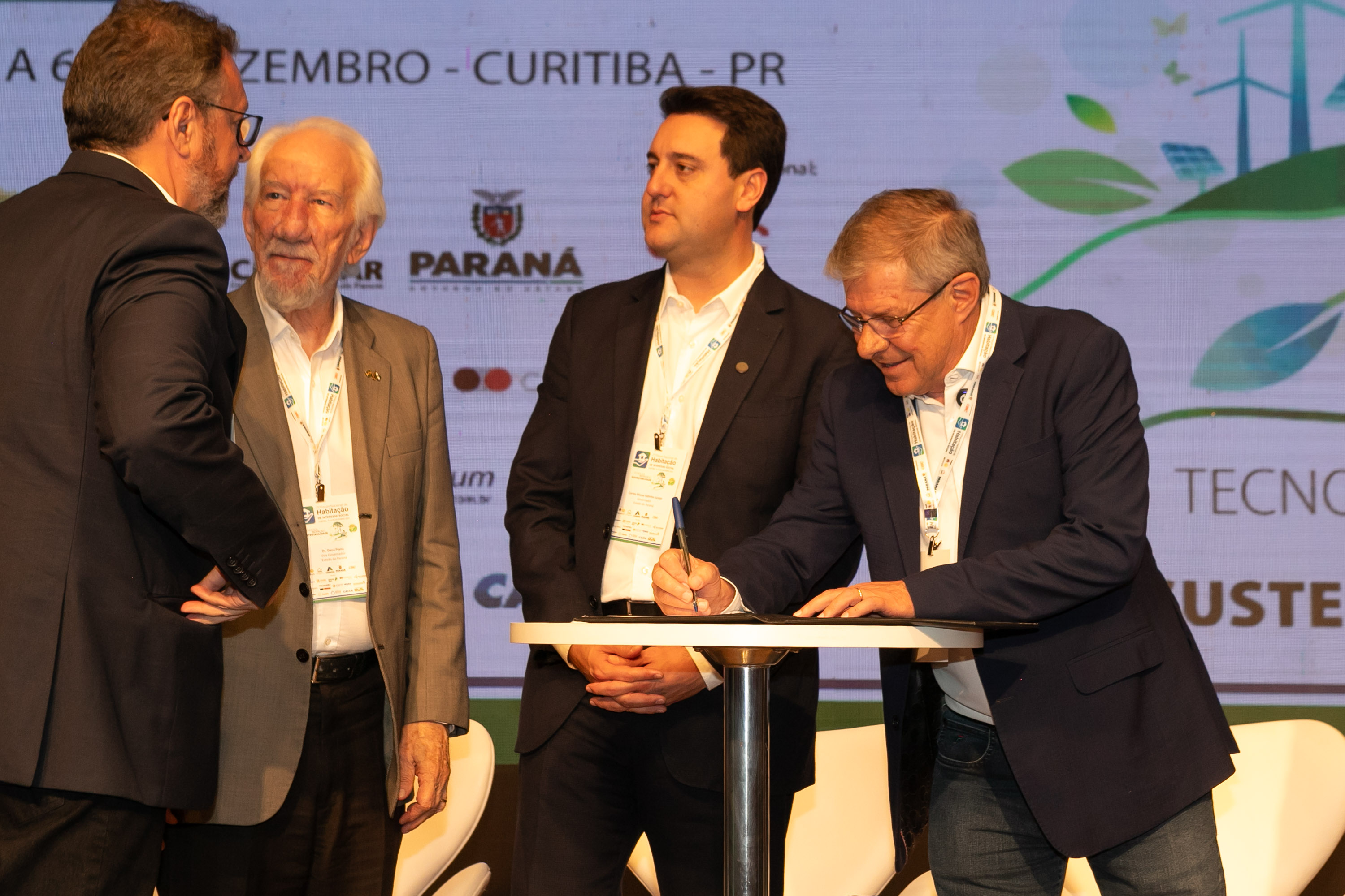 O Paraná vai dar um novo passo em seu programa habitacional, o Casa Fácil Paraná. O governador Carlos Massa Ratinho Junior assinou nesta quarta-feira (4), durante a abertura do Fórum Nacional de Habitação de Interesse Social, um convênio de US$ 187 milhões (R$ 1,13 bilhão) com o Banco Interamericano de Desenvolvimento (BID) para o Vida Nova, modalidade do Casa Fácil voltada a famílias em situação de vulnerabilidade social.