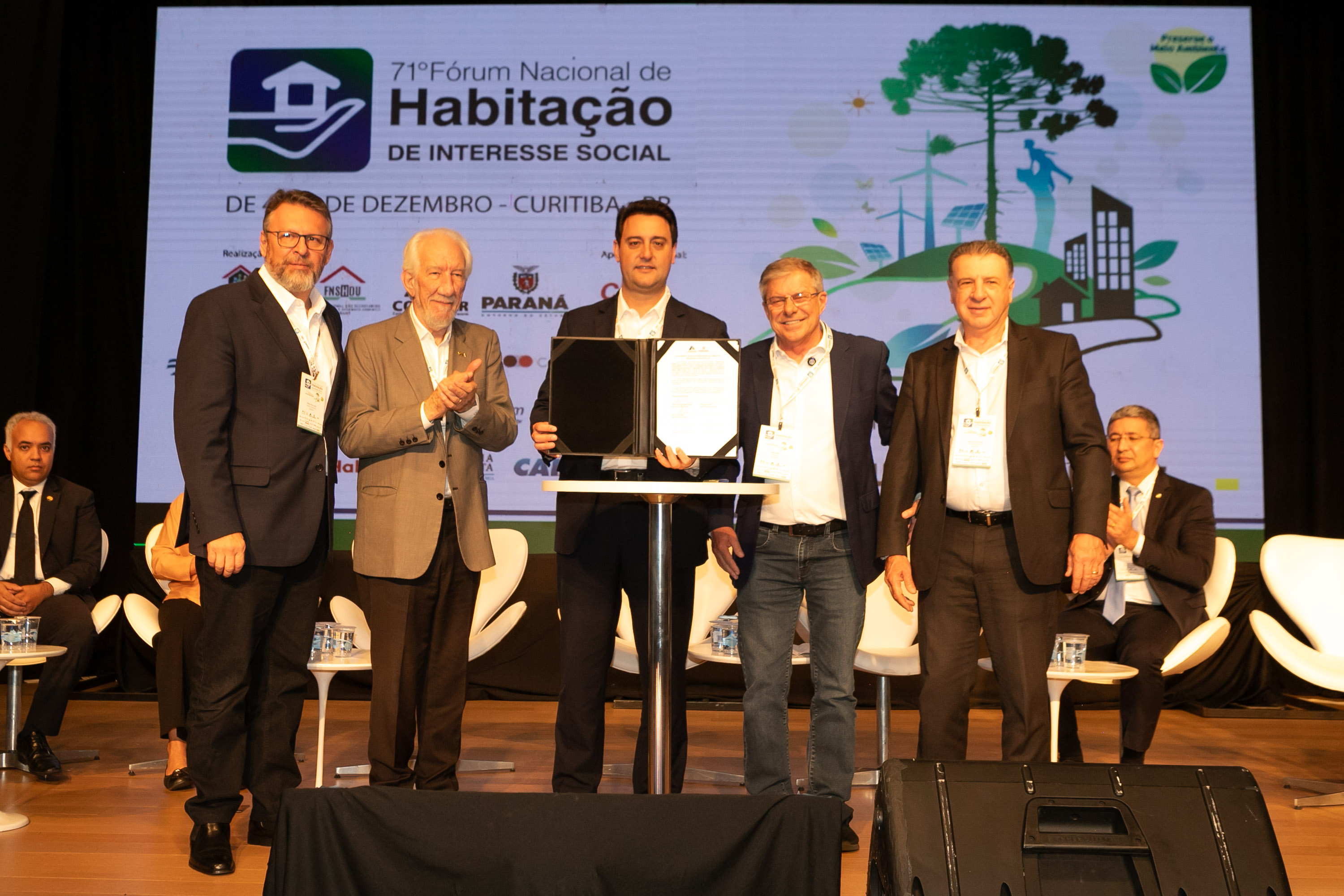 O Paraná vai dar um novo passo em seu programa habitacional, o Casa Fácil Paraná. O governador Carlos Massa Ratinho Junior assinou nesta quarta-feira (4), durante a abertura do Fórum Nacional de Habitação de Interesse Social, um convênio de US$ 187 milhões (R$ 1,13 bilhão) com o Banco Interamericano de Desenvolvimento (BID) para o Vida Nova, modalidade do Casa Fácil voltada a famílias em situação de vulnerabilidade social.