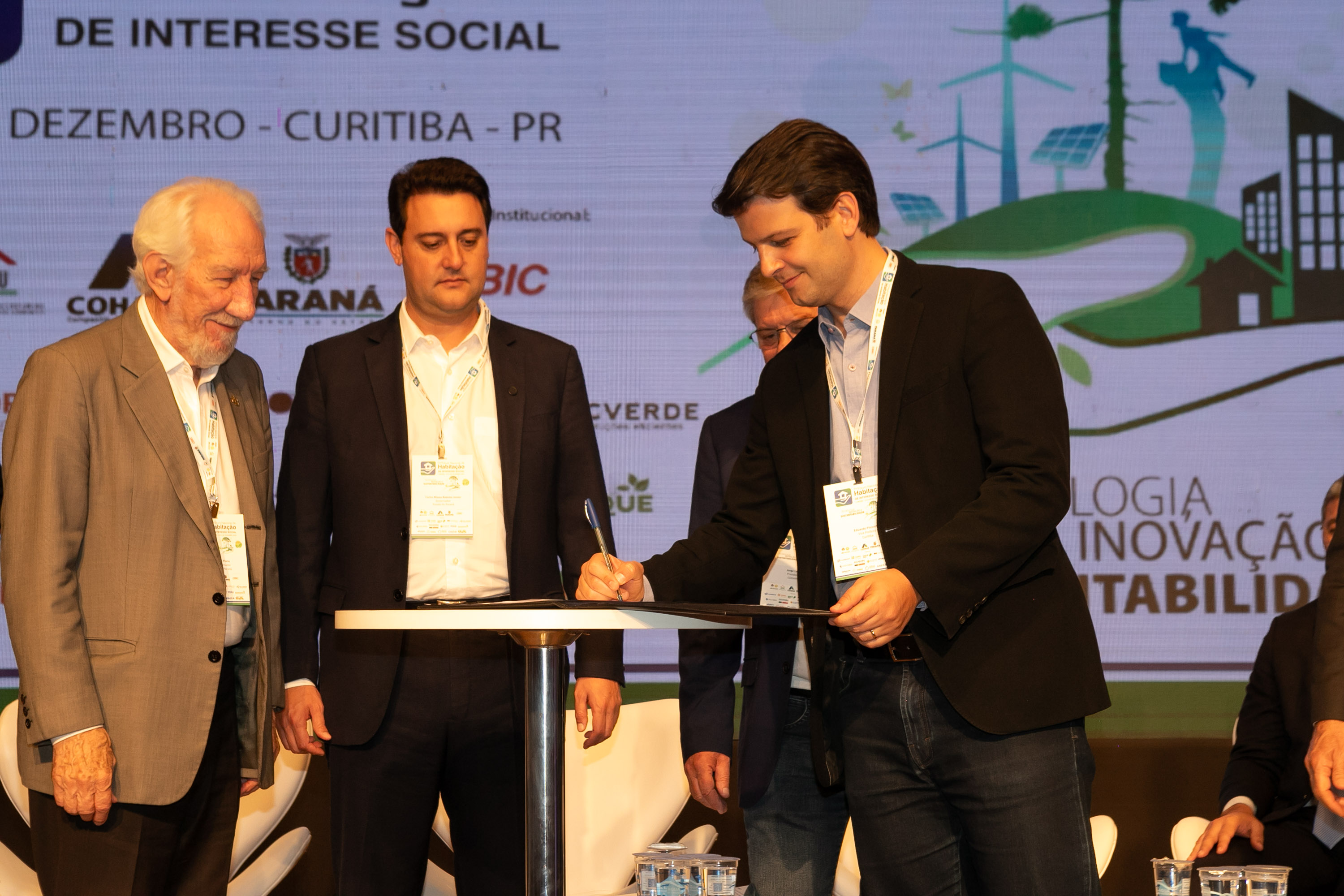 O Paraná vai dar um novo passo em seu programa habitacional, o Casa Fácil Paraná. O governador Carlos Massa Ratinho Junior assinou nesta quarta-feira (4), durante a abertura do Fórum Nacional de Habitação de Interesse Social, um convênio de US$ 187 milhões (R$ 1,13 bilhão) com o Banco Interamericano de Desenvolvimento (BID) para o Vida Nova, modalidade do Casa Fácil voltada a famílias em situação de vulnerabilidade social.