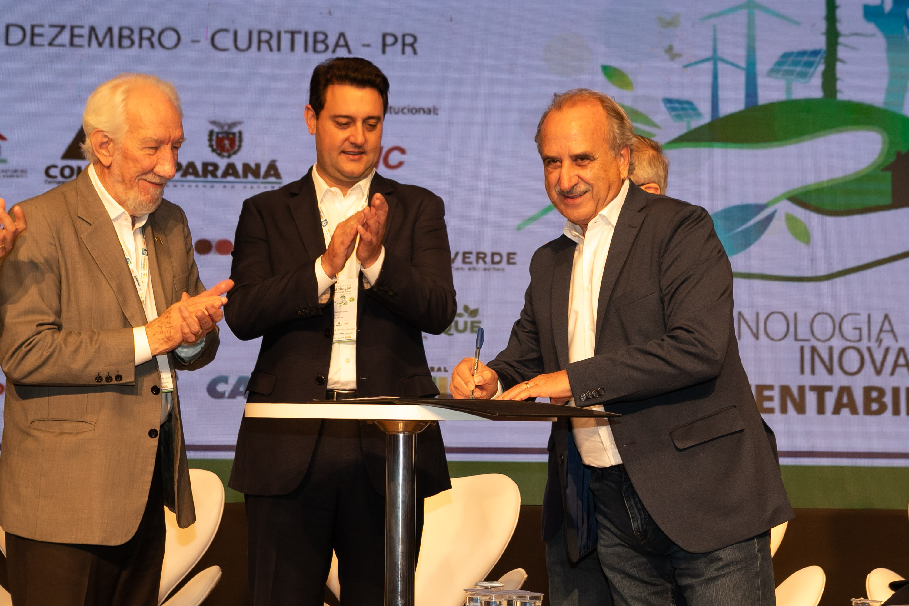 O Paraná vai dar um novo passo em seu programa habitacional, o Casa Fácil Paraná. O governador Carlos Massa Ratinho Junior assinou nesta quarta-feira (4), durante a abertura do Fórum Nacional de Habitação de Interesse Social, um convênio de US$ 187 milhões (R$ 1,13 bilhão) com o Banco Interamericano de Desenvolvimento (BID) para o Vida Nova, modalidade do Casa Fácil voltada a famílias em situação de vulnerabilidade social.