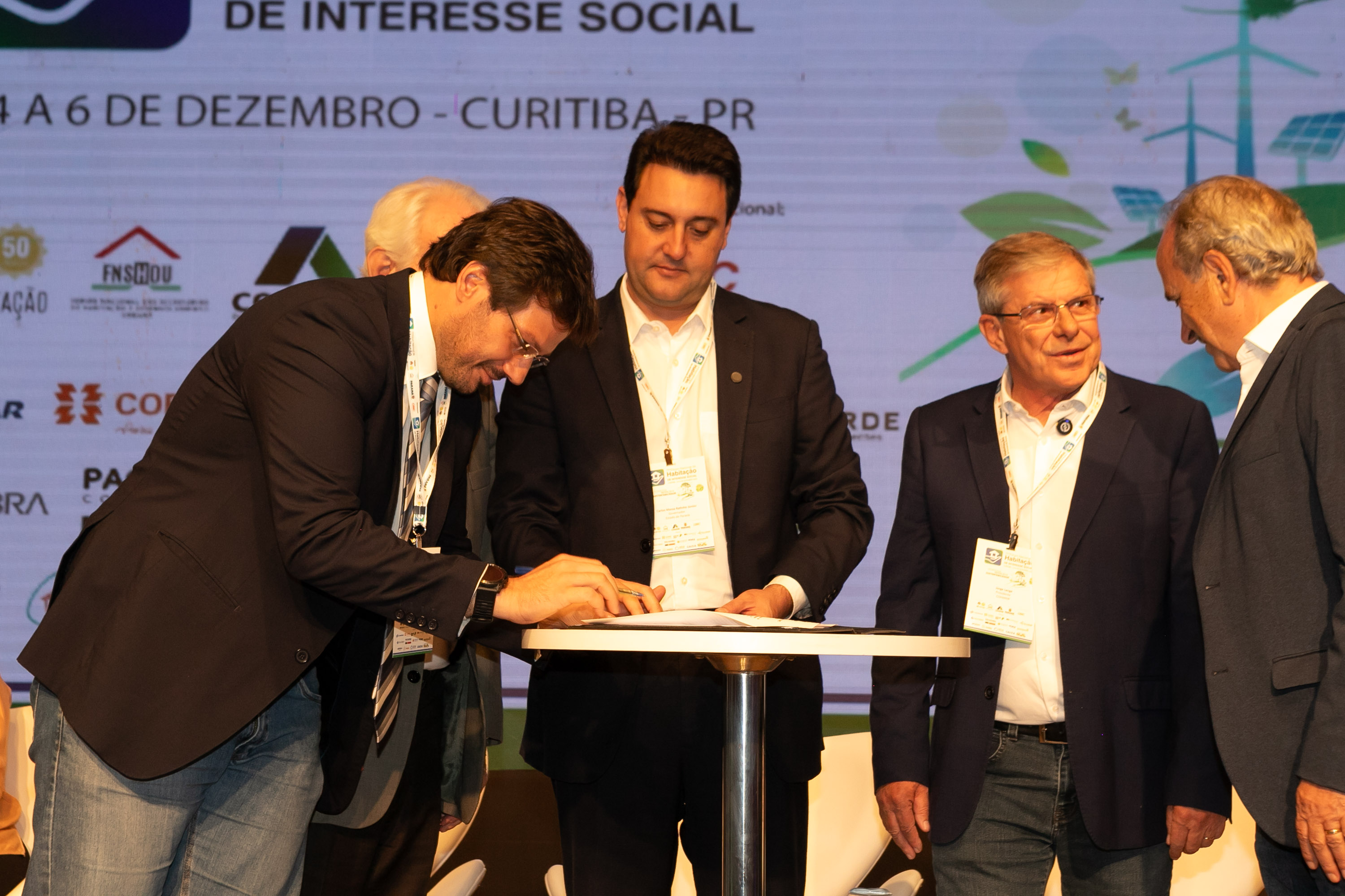 O Paraná vai dar um novo passo em seu programa habitacional, o Casa Fácil Paraná. O governador Carlos Massa Ratinho Junior assinou nesta quarta-feira (4), durante a abertura do Fórum Nacional de Habitação de Interesse Social, um convênio de US$ 187 milhões (R$ 1,13 bilhão) com o Banco Interamericano de Desenvolvimento (BID) para o Vida Nova, modalidade do Casa Fácil voltada a famílias em situação de vulnerabilidade social.