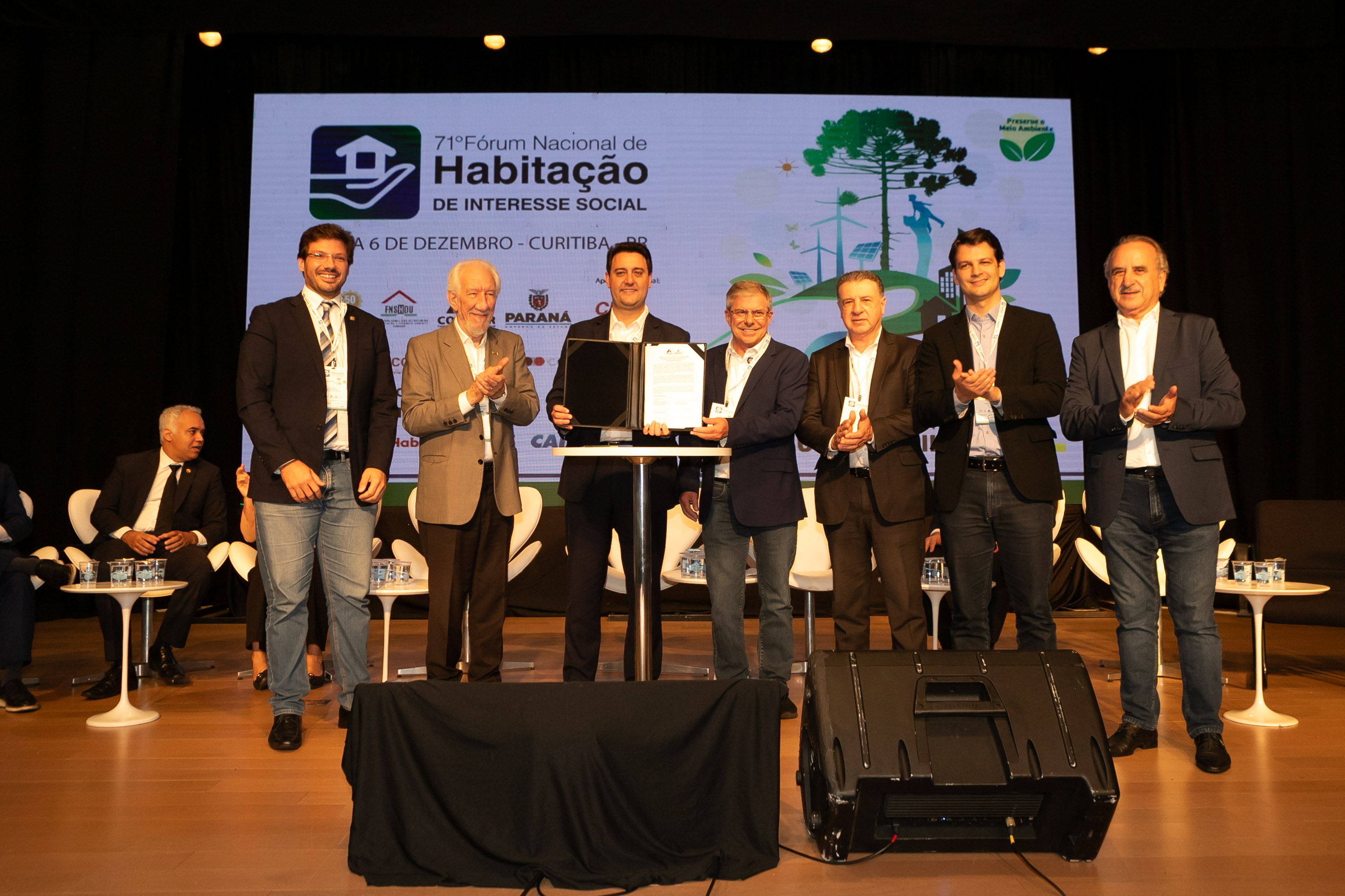 O Paraná vai dar um novo passo em seu programa habitacional, o Casa Fácil Paraná. O governador Carlos Massa Ratinho Junior assinou nesta quarta-feira (4), durante a abertura do Fórum Nacional de Habitação de Interesse Social, um convênio de US$ 187 milhões (R$ 1,13 bilhão) com o Banco Interamericano de Desenvolvimento (BID) para o Vida Nova, modalidade do Casa Fácil voltada a famílias em situação de vulnerabilidade social.