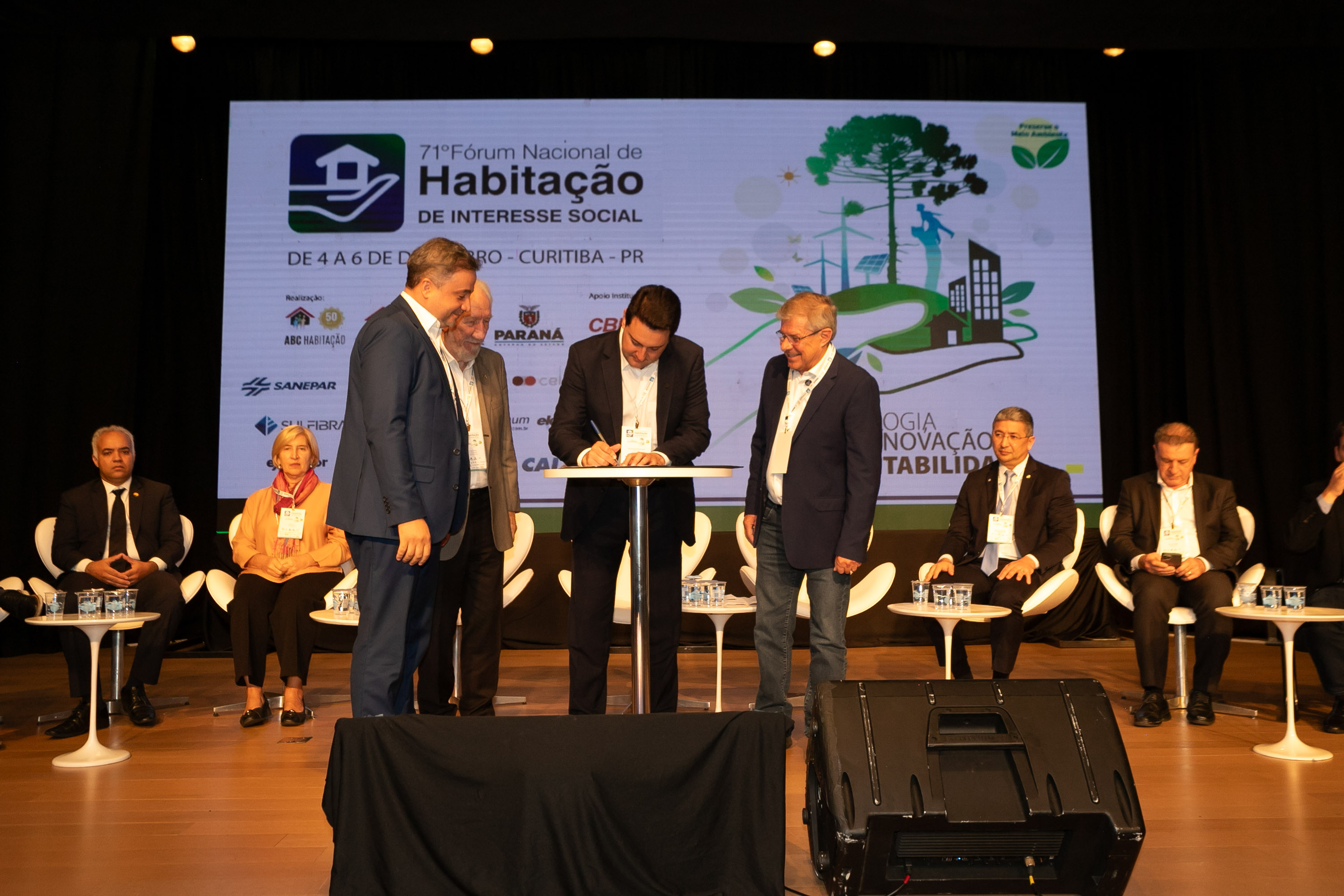 O Paraná vai dar um novo passo em seu programa habitacional, o Casa Fácil Paraná. O governador Carlos Massa Ratinho Junior assinou nesta quarta-feira (4), durante a abertura do Fórum Nacional de Habitação de Interesse Social, um convênio de US$ 187 milhões (R$ 1,13 bilhão) com o Banco Interamericano de Desenvolvimento (BID) para o Vida Nova, modalidade do Casa Fácil voltada a famílias em situação de vulnerabilidade social.