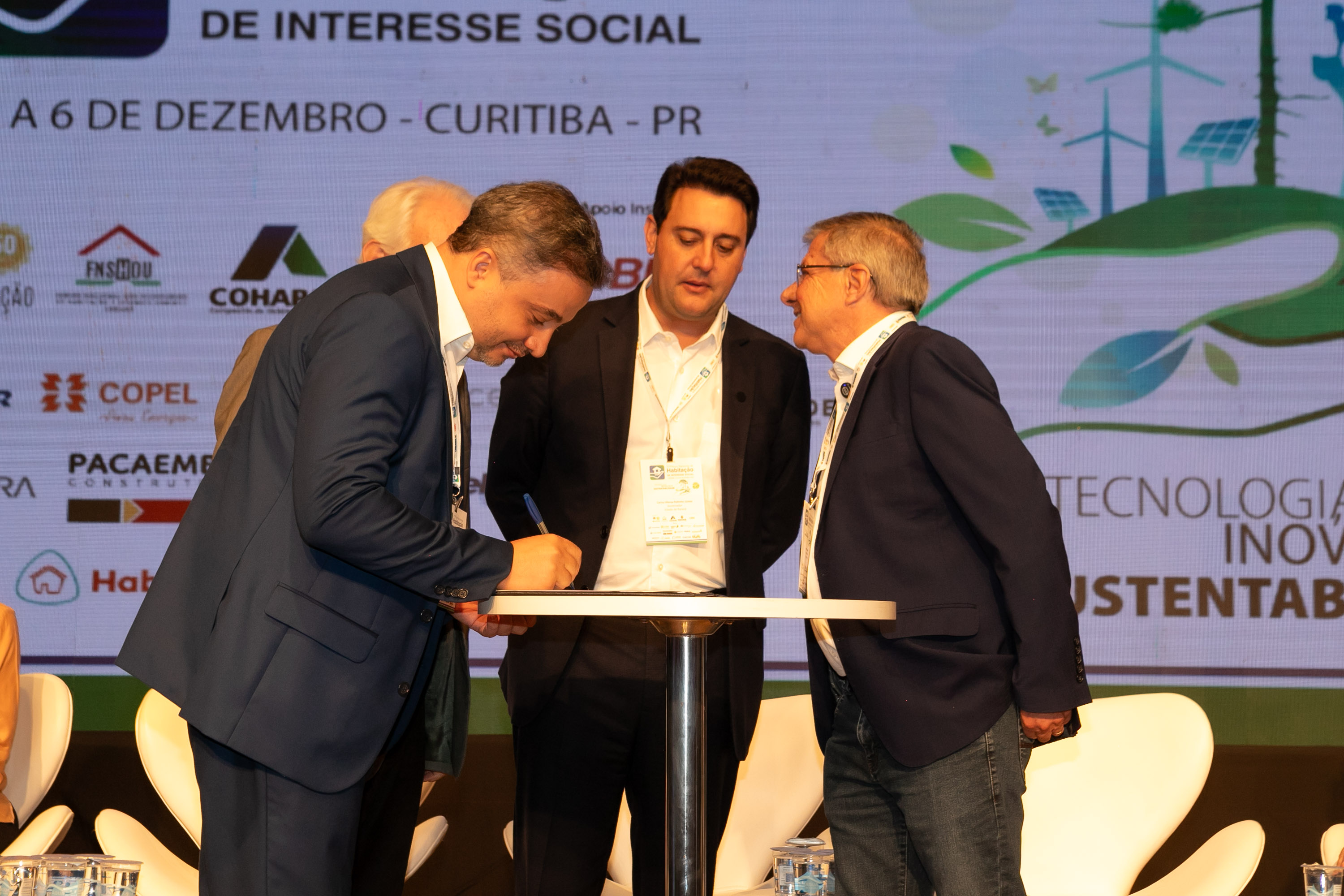 O Paraná vai dar um novo passo em seu programa habitacional, o Casa Fácil Paraná. O governador Carlos Massa Ratinho Junior assinou nesta quarta-feira (4), durante a abertura do Fórum Nacional de Habitação de Interesse Social, um convênio de US$ 187 milhões (R$ 1,13 bilhão) com o Banco Interamericano de Desenvolvimento (BID) para o Vida Nova, modalidade do Casa Fácil voltada a famílias em situação de vulnerabilidade social.