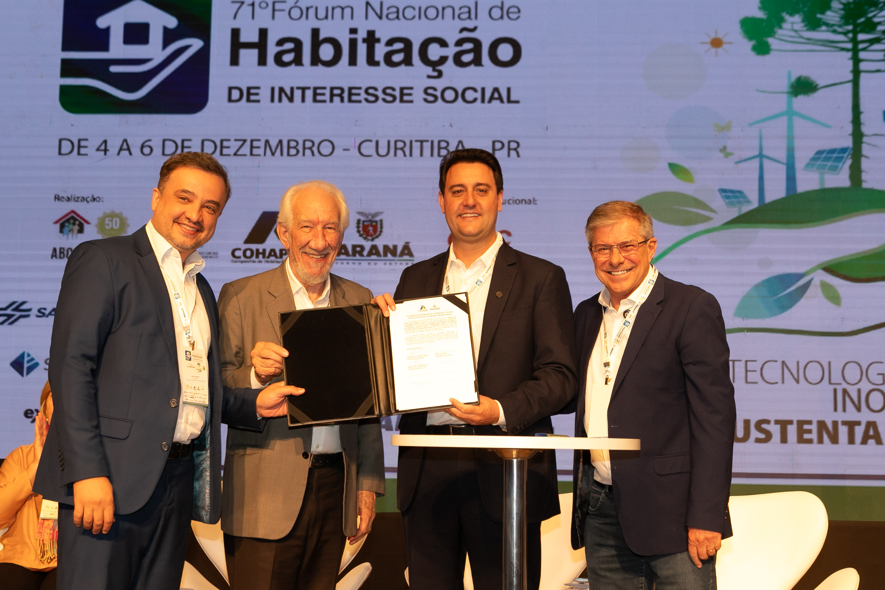 O Paraná vai dar um novo passo em seu programa habitacional, o Casa Fácil Paraná. O governador Carlos Massa Ratinho Junior assinou nesta quarta-feira (4), durante a abertura do Fórum Nacional de Habitação de Interesse Social, um convênio de US$ 187 milhões (R$ 1,13 bilhão) com o Banco Interamericano de Desenvolvimento (BID) para o Vida Nova, modalidade do Casa Fácil voltada a famílias em situação de vulnerabilidade social.