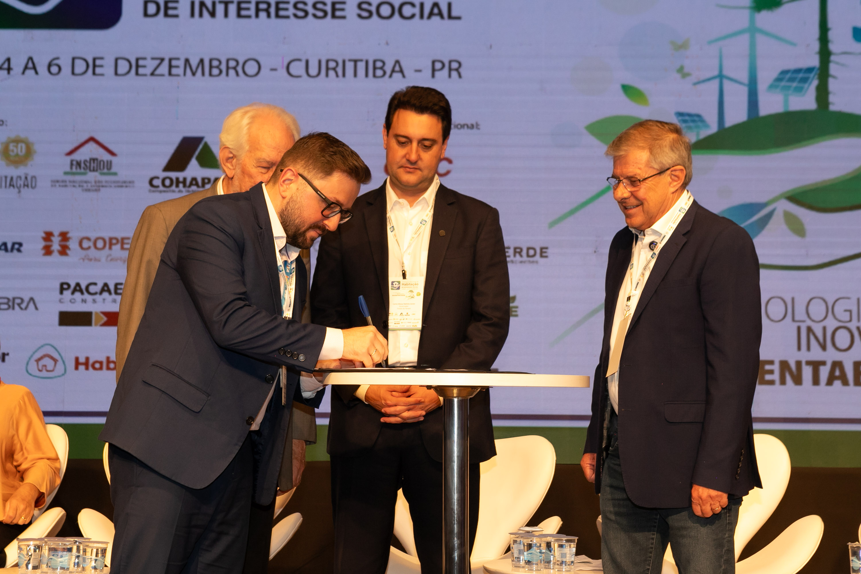 O Paraná vai dar um novo passo em seu programa habitacional, o Casa Fácil Paraná. O governador Carlos Massa Ratinho Junior assinou nesta quarta-feira (4), durante a abertura do Fórum Nacional de Habitação de Interesse Social, um convênio de US$ 187 milhões (R$ 1,13 bilhão) com o Banco Interamericano de Desenvolvimento (BID) para o Vida Nova, modalidade do Casa Fácil voltada a famílias em situação de vulnerabilidade social.