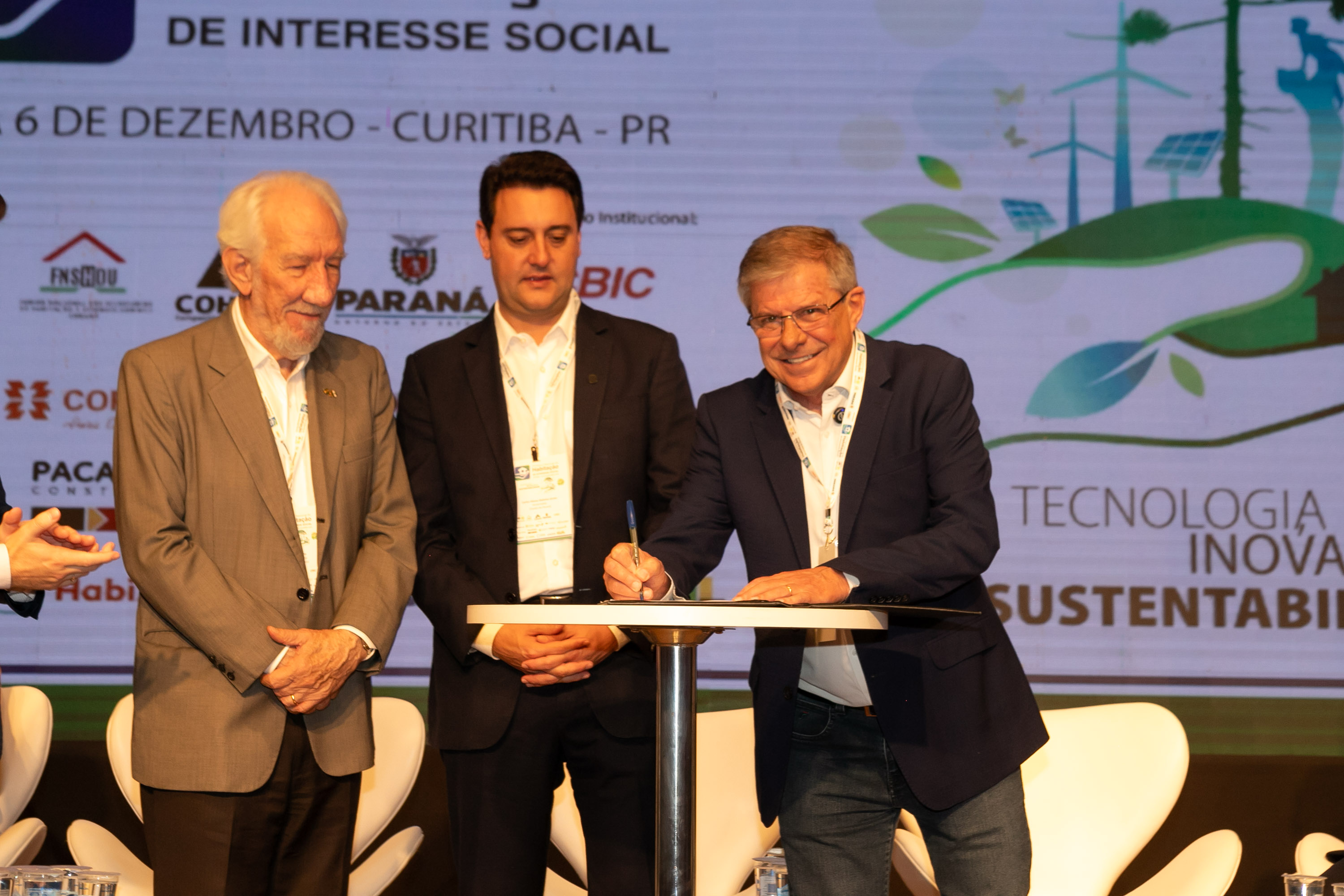 O Paraná vai dar um novo passo em seu programa habitacional, o Casa Fácil Paraná. O governador Carlos Massa Ratinho Junior assinou nesta quarta-feira (4), durante a abertura do Fórum Nacional de Habitação de Interesse Social, um convênio de US$ 187 milhões (R$ 1,13 bilhão) com o Banco Interamericano de Desenvolvimento (BID) para o Vida Nova, modalidade do Casa Fácil voltada a famílias em situação de vulnerabilidade social.