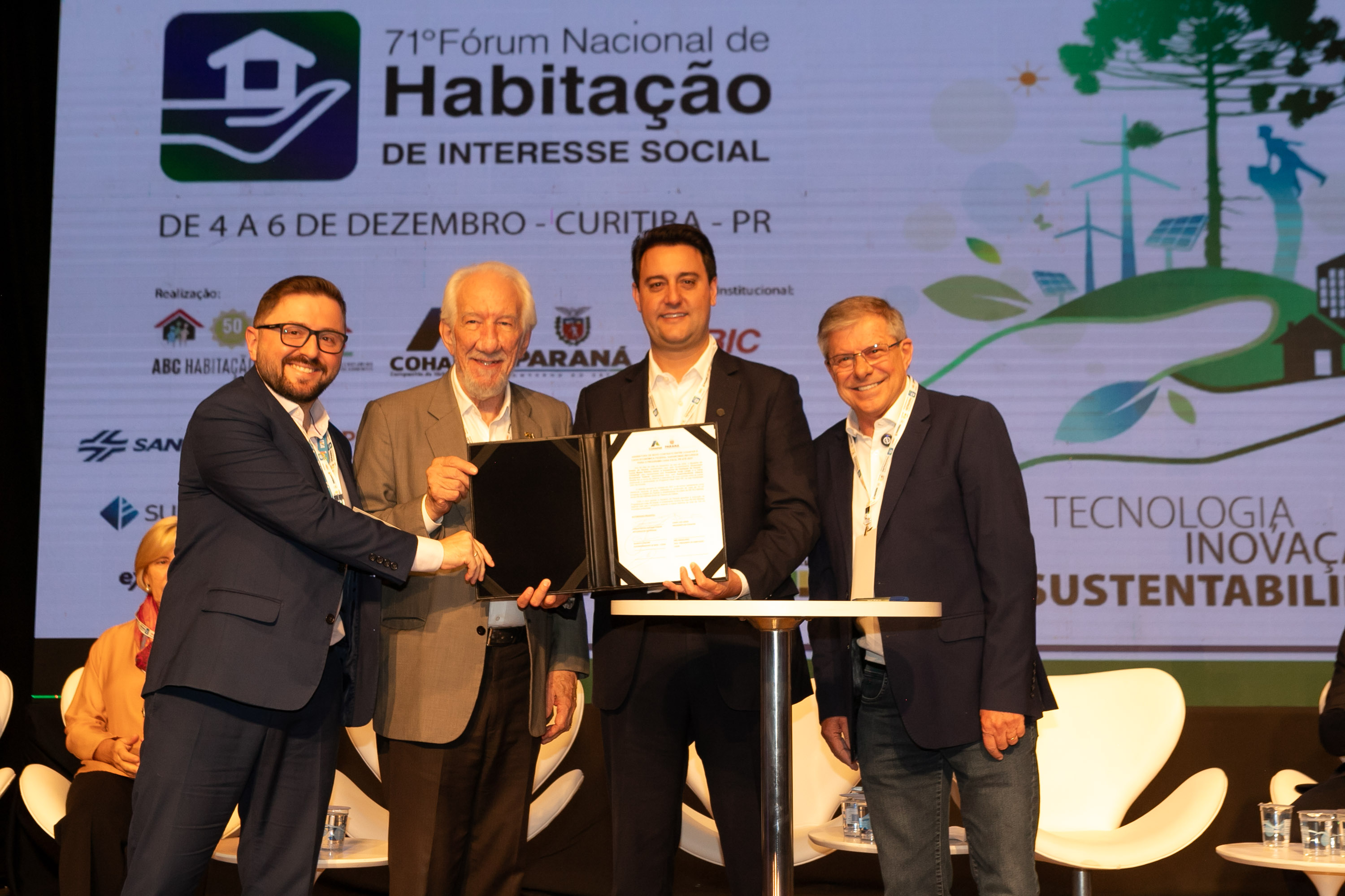 O Paraná vai dar um novo passo em seu programa habitacional, o Casa Fácil Paraná. O governador Carlos Massa Ratinho Junior assinou nesta quarta-feira (4), durante a abertura do Fórum Nacional de Habitação de Interesse Social, um convênio de US$ 187 milhões (R$ 1,13 bilhão) com o Banco Interamericano de Desenvolvimento (BID) para o Vida Nova, modalidade do Casa Fácil voltada a famílias em situação de vulnerabilidade social.