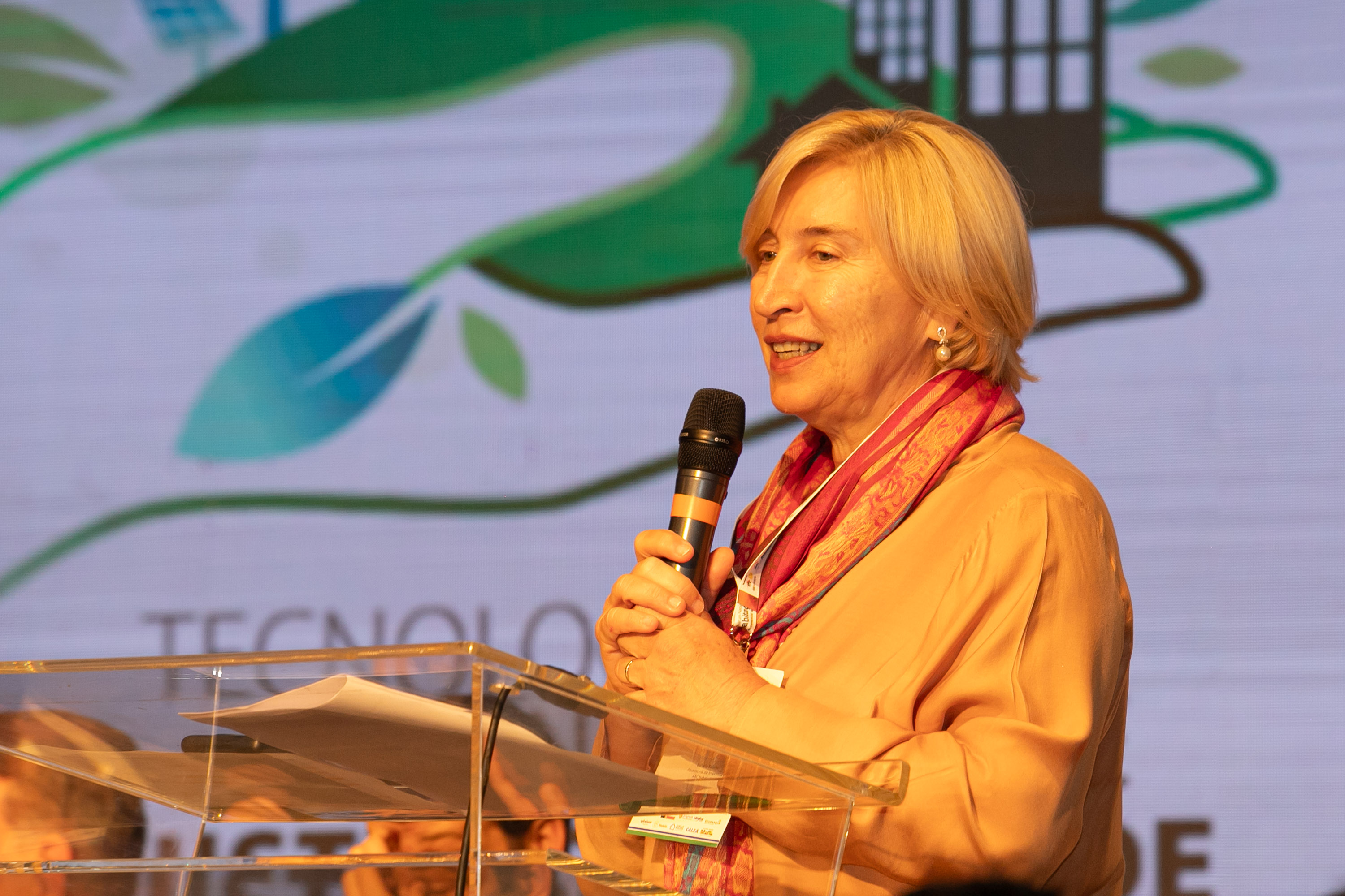 O Paraná vai dar um novo passo em seu programa habitacional, o Casa Fácil Paraná. O governador Carlos Massa Ratinho Junior assinou nesta quarta-feira (4), durante a abertura do Fórum Nacional de Habitação de Interesse Social, um convênio de US$ 187 milhões (R$ 1,13 bilhão) com o Banco Interamericano de Desenvolvimento (BID) para o Vida Nova, modalidade do Casa Fácil voltada a famílias em situação de vulnerabilidade social.