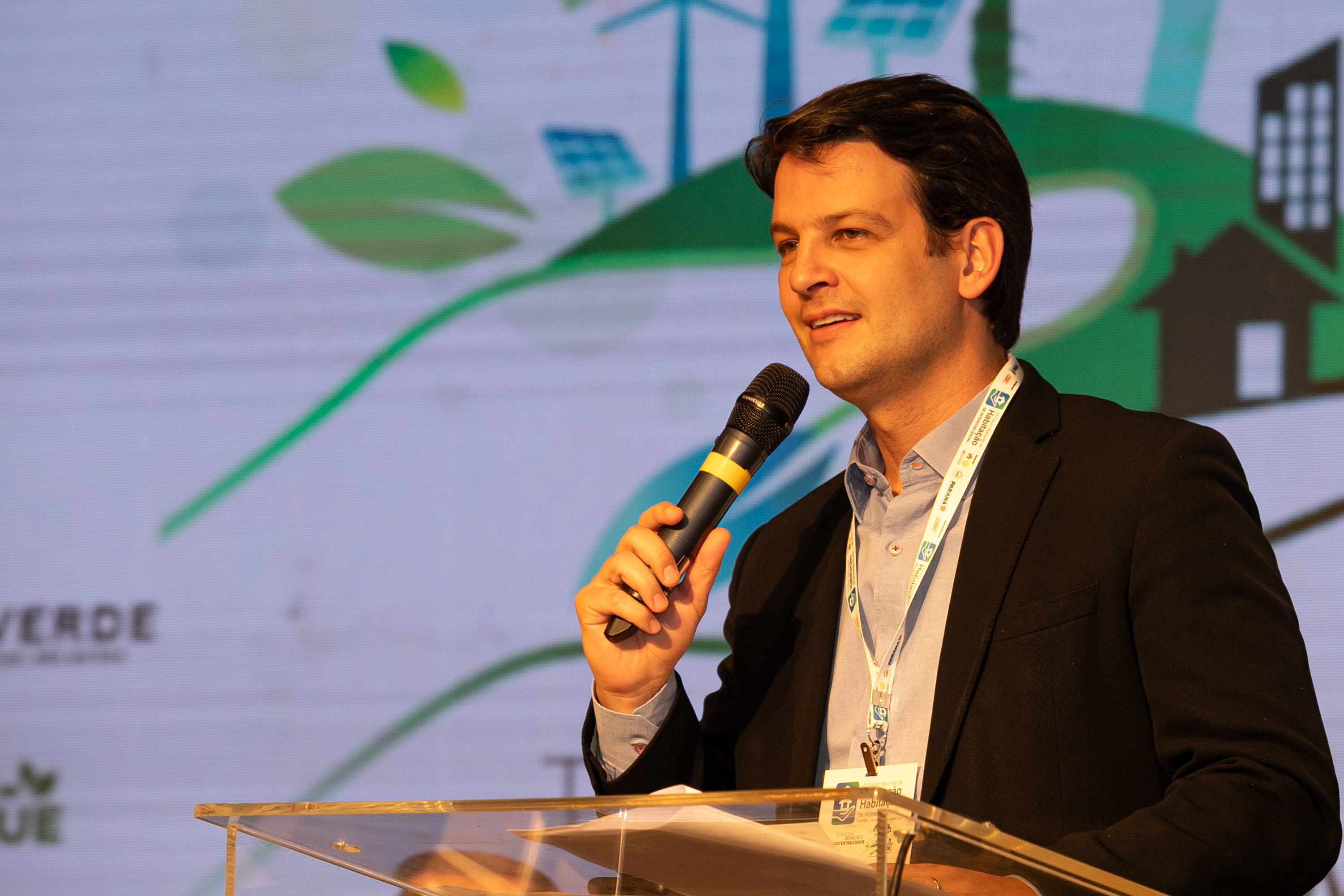 O Paraná vai dar um novo passo em seu programa habitacional, o Casa Fácil Paraná. O governador Carlos Massa Ratinho Junior assinou nesta quarta-feira (4), durante a abertura do Fórum Nacional de Habitação de Interesse Social, um convênio de US$ 187 milhões (R$ 1,13 bilhão) com o Banco Interamericano de Desenvolvimento (BID) para o Vida Nova, modalidade do Casa Fácil voltada a famílias em situação de vulnerabilidade social.