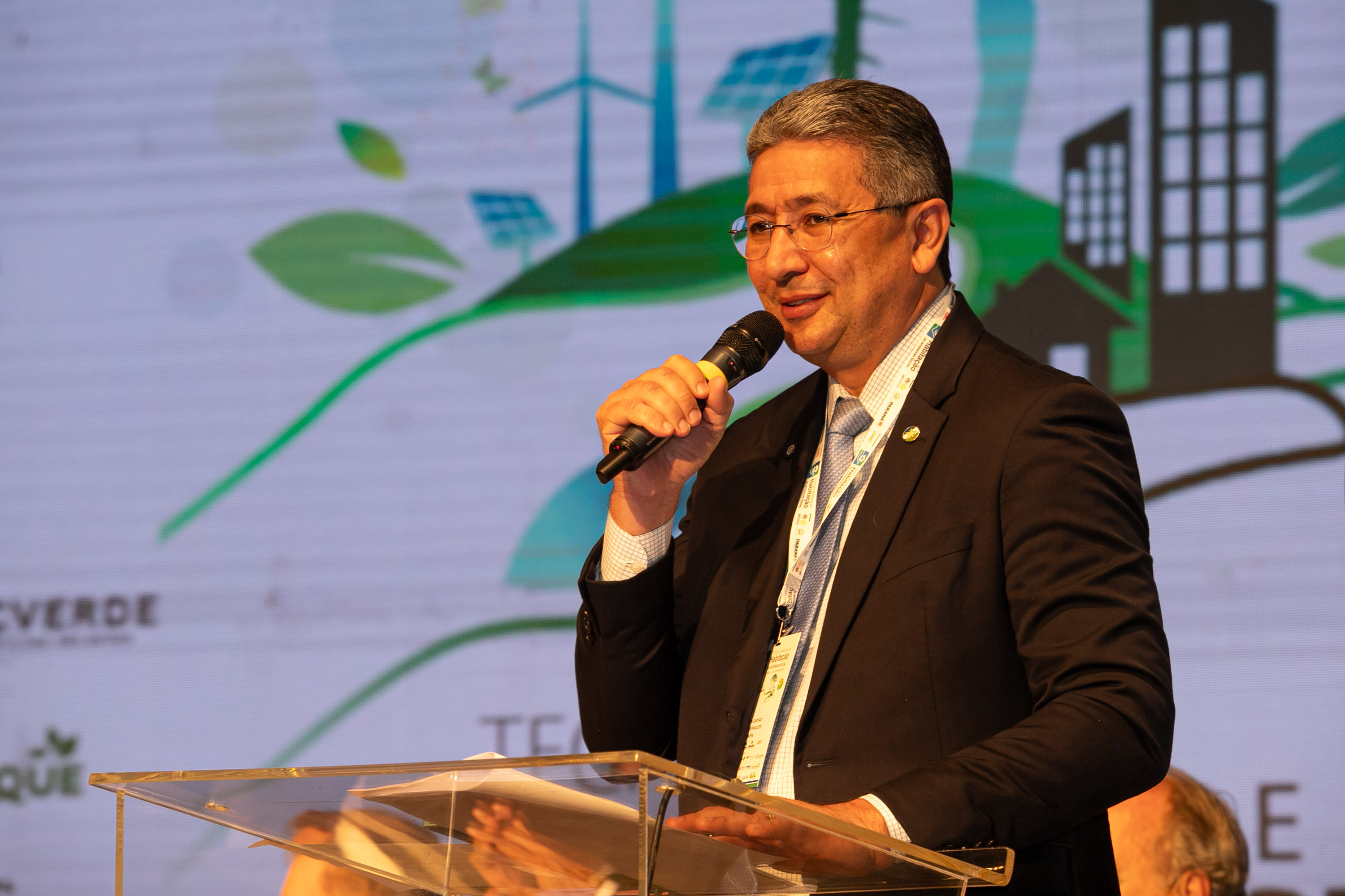 O Paraná vai dar um novo passo em seu programa habitacional, o Casa Fácil Paraná. O governador Carlos Massa Ratinho Junior assinou nesta quarta-feira (4), durante a abertura do Fórum Nacional de Habitação de Interesse Social, um convênio de US$ 187 milhões (R$ 1,13 bilhão) com o Banco Interamericano de Desenvolvimento (BID) para o Vida Nova, modalidade do Casa Fácil voltada a famílias em situação de vulnerabilidade social.