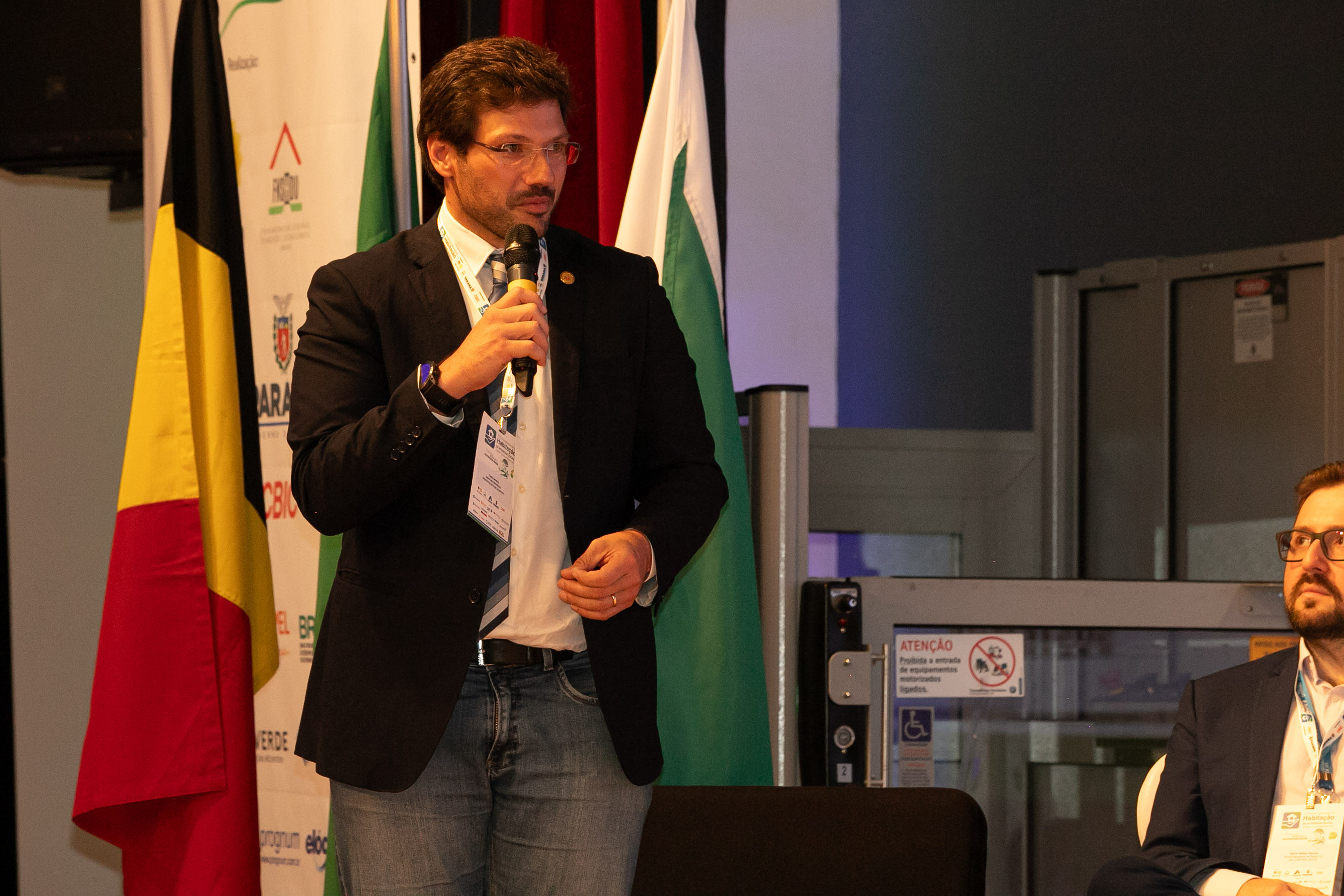 O Paraná vai dar um novo passo em seu programa habitacional, o Casa Fácil Paraná. O governador Carlos Massa Ratinho Junior assinou nesta quarta-feira (4), durante a abertura do Fórum Nacional de Habitação de Interesse Social, um convênio de US$ 187 milhões (R$ 1,13 bilhão) com o Banco Interamericano de Desenvolvimento (BID) para o Vida Nova, modalidade do Casa Fácil voltada a famílias em situação de vulnerabilidade social.