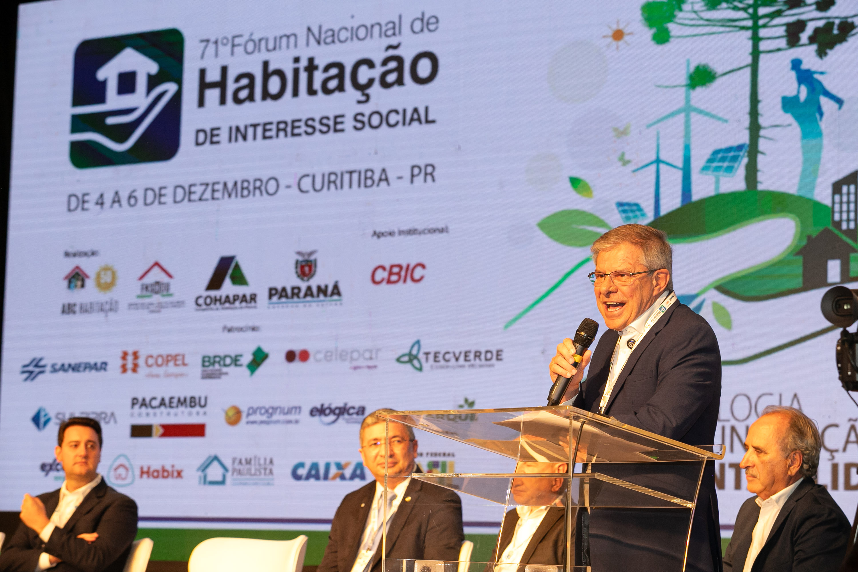 O Paraná vai dar um novo passo em seu programa habitacional, o Casa Fácil Paraná. O governador Carlos Massa Ratinho Junior assinou nesta quarta-feira (4), durante a abertura do Fórum Nacional de Habitação de Interesse Social, um convênio de US$ 187 milhões (R$ 1,13 bilhão) com o Banco Interamericano de Desenvolvimento (BID) para o Vida Nova, modalidade do Casa Fácil voltada a famílias em situação de vulnerabilidade social.