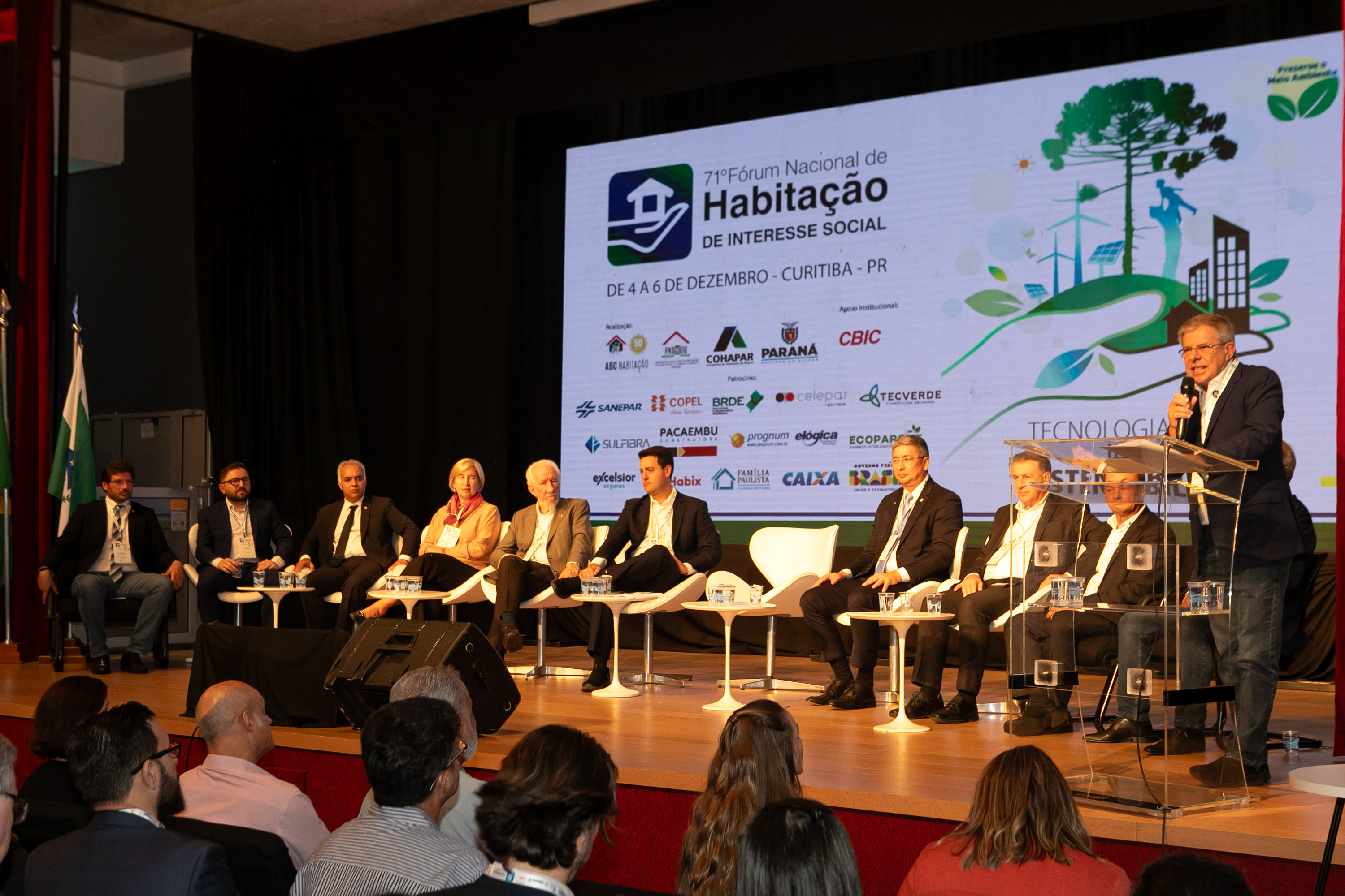 O Paraná vai dar um novo passo em seu programa habitacional, o Casa Fácil Paraná. O governador Carlos Massa Ratinho Junior assinou nesta quarta-feira (4), durante a abertura do Fórum Nacional de Habitação de Interesse Social, um convênio de US$ 187 milhões (R$ 1,13 bilhão) com o Banco Interamericano de Desenvolvimento (BID) para o Vida Nova, modalidade do Casa Fácil voltada a famílias em situação de vulnerabilidade social.
