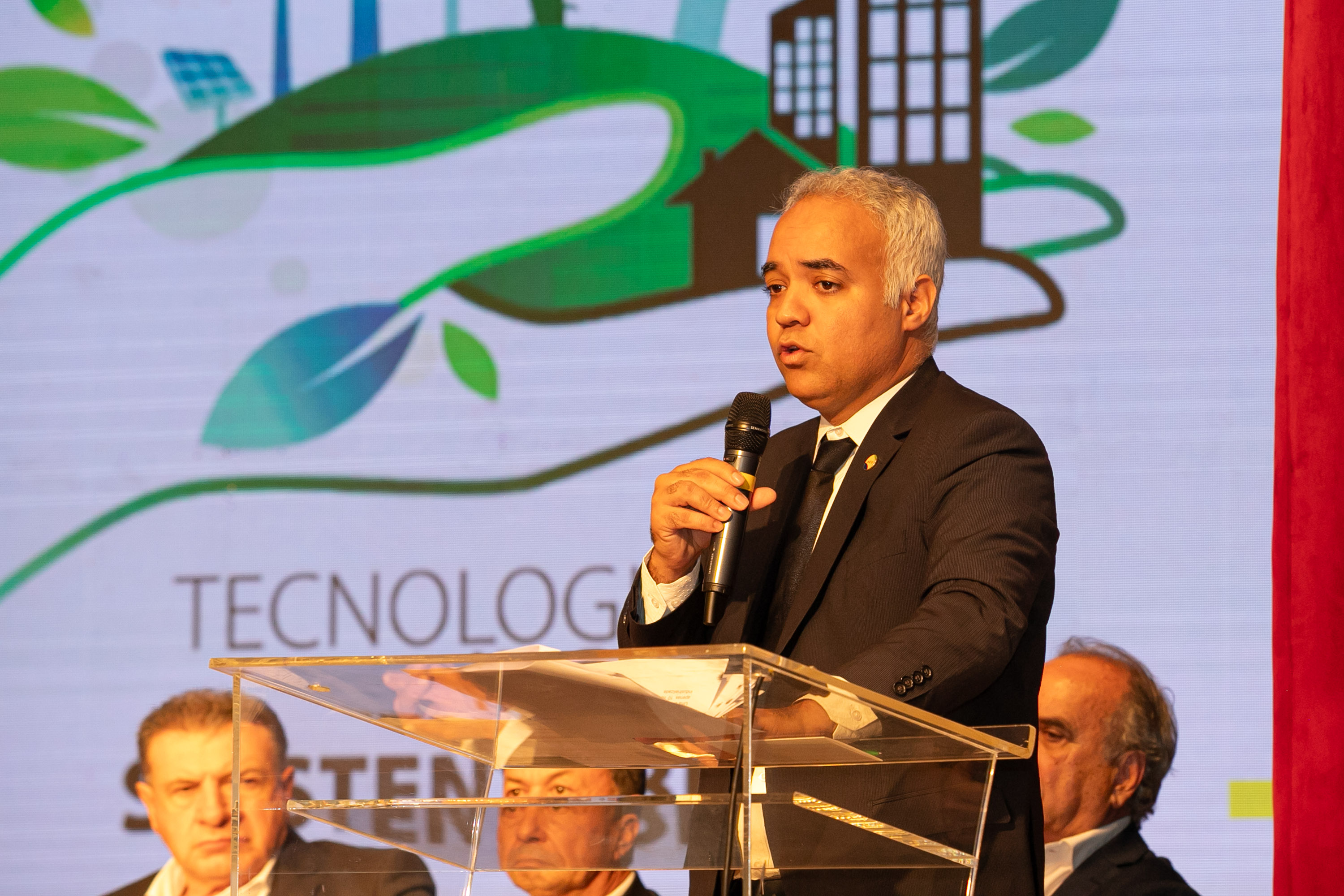 O Paraná vai dar um novo passo em seu programa habitacional, o Casa Fácil Paraná. O governador Carlos Massa Ratinho Junior assinou nesta quarta-feira (4), durante a abertura do Fórum Nacional de Habitação de Interesse Social, um convênio de US$ 187 milhões (R$ 1,13 bilhão) com o Banco Interamericano de Desenvolvimento (BID) para o Vida Nova, modalidade do Casa Fácil voltada a famílias em situação de vulnerabilidade social.