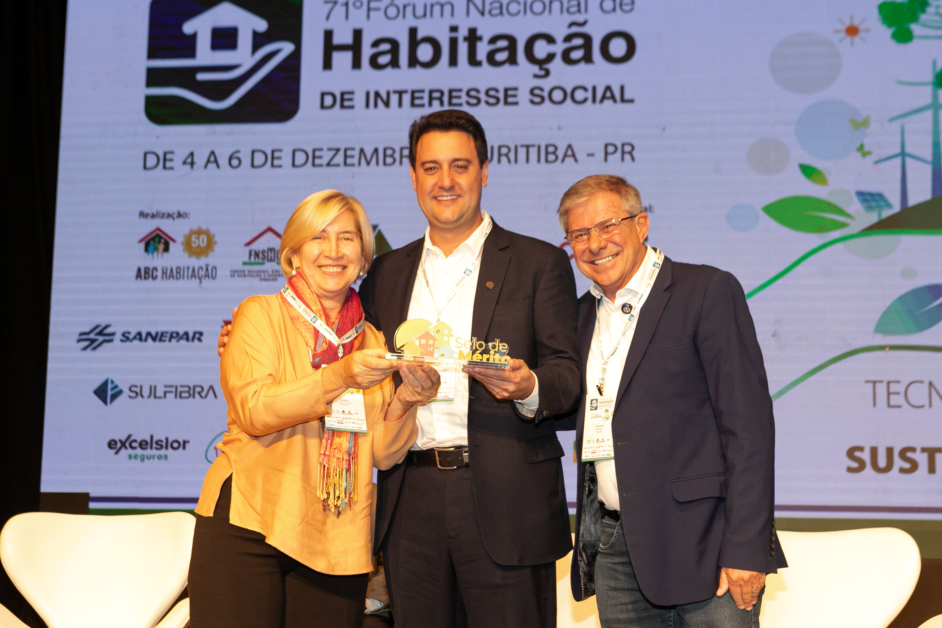 O Paraná vai dar um novo passo em seu programa habitacional, o Casa Fácil Paraná. O governador Carlos Massa Ratinho Junior assinou nesta quarta-feira (4), durante a abertura do Fórum Nacional de Habitação de Interesse Social, um convênio de US$ 187 milhões (R$ 1,13 bilhão) com o Banco Interamericano de Desenvolvimento (BID) para o Vida Nova, modalidade do Casa Fácil voltada a famílias em situação de vulnerabilidade social.