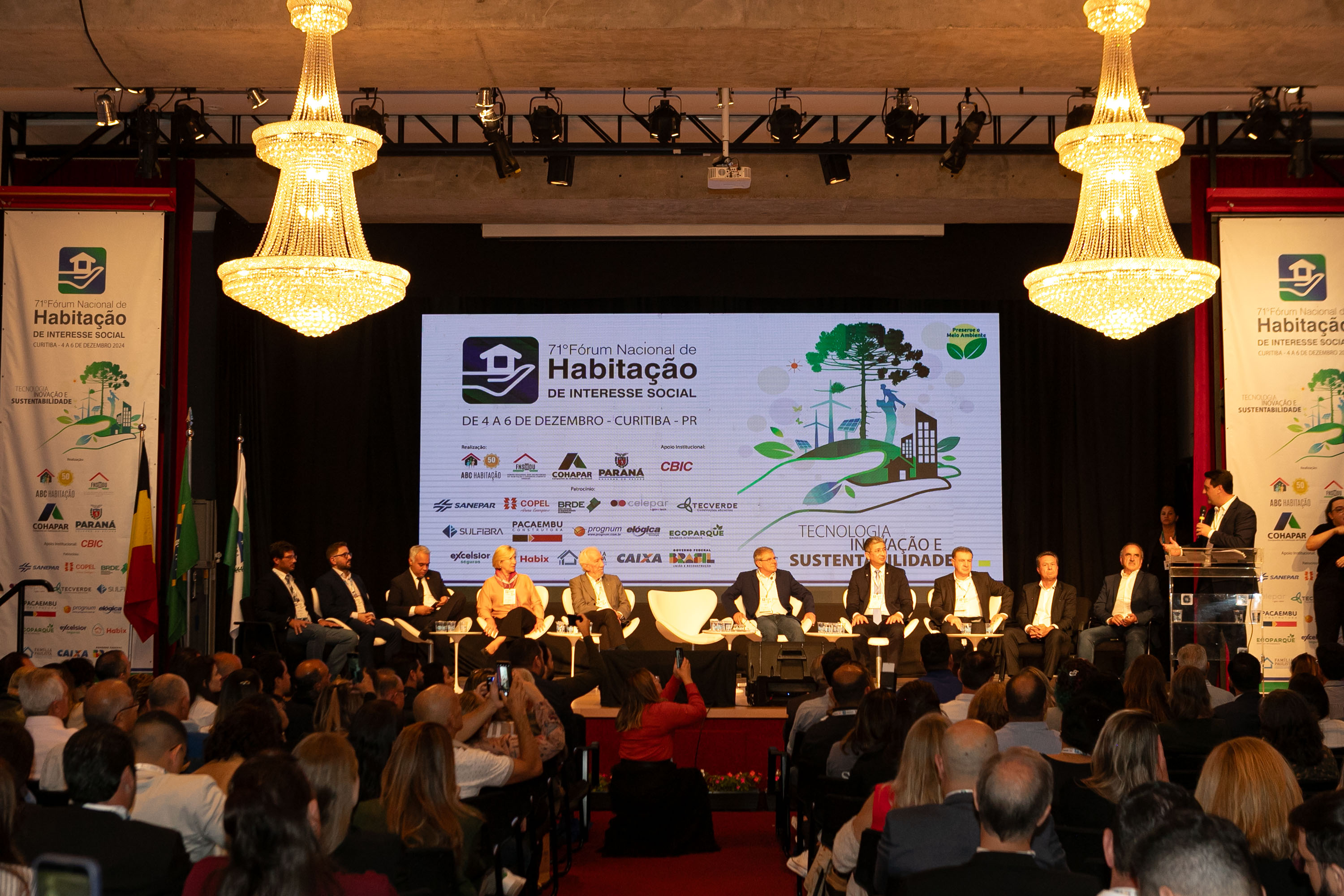 O Paraná vai dar um novo passo em seu programa habitacional, o Casa Fácil Paraná. O governador Carlos Massa Ratinho Junior assinou nesta quarta-feira (4), durante a abertura do Fórum Nacional de Habitação de Interesse Social, um convênio de US$ 187 milhões (R$ 1,13 bilhão) com o Banco Interamericano de Desenvolvimento (BID) para o Vida Nova, modalidade do Casa Fácil voltada a famílias em situação de vulnerabilidade social.