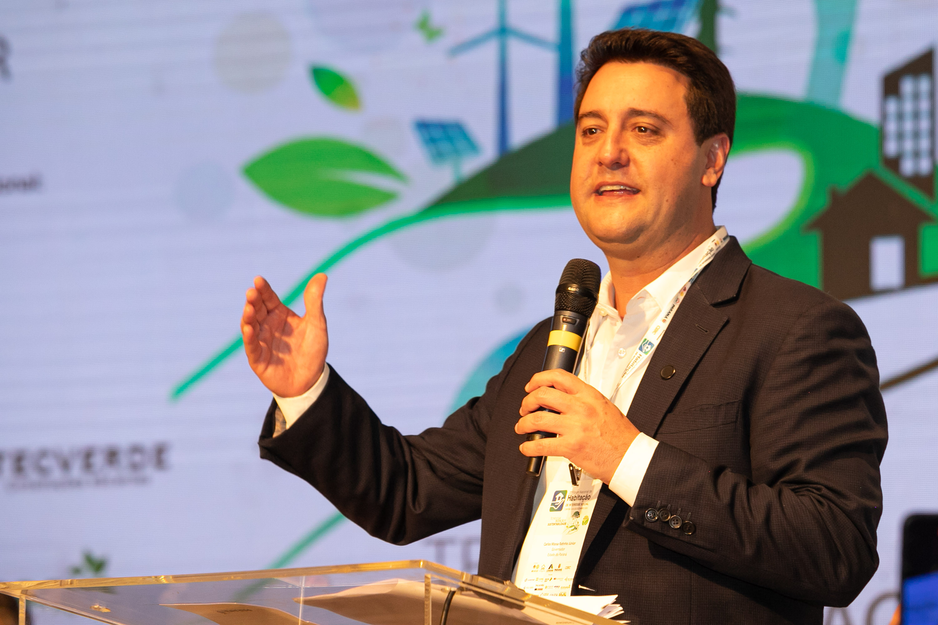 O Paraná vai dar um novo passo em seu programa habitacional, o Casa Fácil Paraná. O governador Carlos Massa Ratinho Junior assinou nesta quarta-feira (4), durante a abertura do Fórum Nacional de Habitação de Interesse Social, um convênio de US$ 187 milhões (R$ 1,13 bilhão) com o Banco Interamericano de Desenvolvimento (BID) para o Vida Nova, modalidade do Casa Fácil voltada a famílias em situação de vulnerabilidade social.
