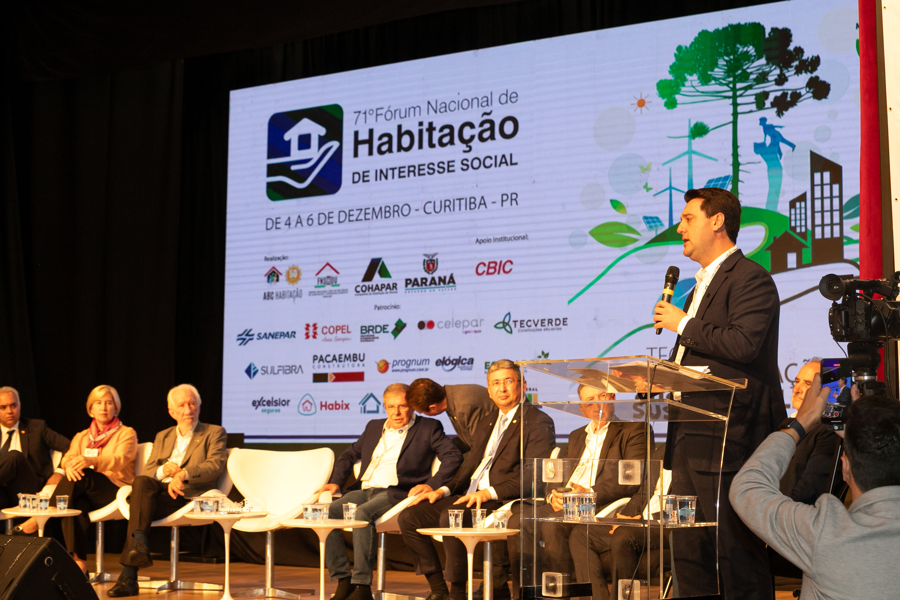 O Paraná vai dar um novo passo em seu programa habitacional, o Casa Fácil Paraná. O governador Carlos Massa Ratinho Junior assinou nesta quarta-feira (4), durante a abertura do Fórum Nacional de Habitação de Interesse Social, um convênio de US$ 187 milhões (R$ 1,13 bilhão) com o Banco Interamericano de Desenvolvimento (BID) para o Vida Nova, modalidade do Casa Fácil voltada a famílias em situação de vulnerabilidade social.