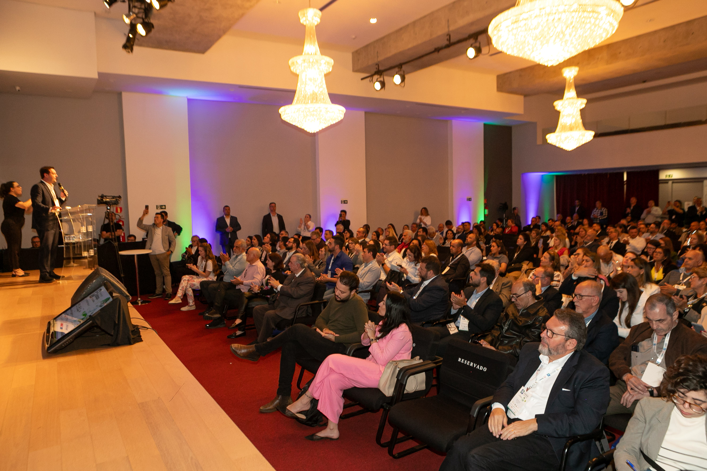 O Paraná vai dar um novo passo em seu programa habitacional, o Casa Fácil Paraná. O governador Carlos Massa Ratinho Junior assinou nesta quarta-feira (4), durante a abertura do Fórum Nacional de Habitação de Interesse Social, um convênio de US$ 187 milhões (R$ 1,13 bilhão) com o Banco Interamericano de Desenvolvimento (BID) para o Vida Nova, modalidade do Casa Fácil voltada a famílias em situação de vulnerabilidade social.