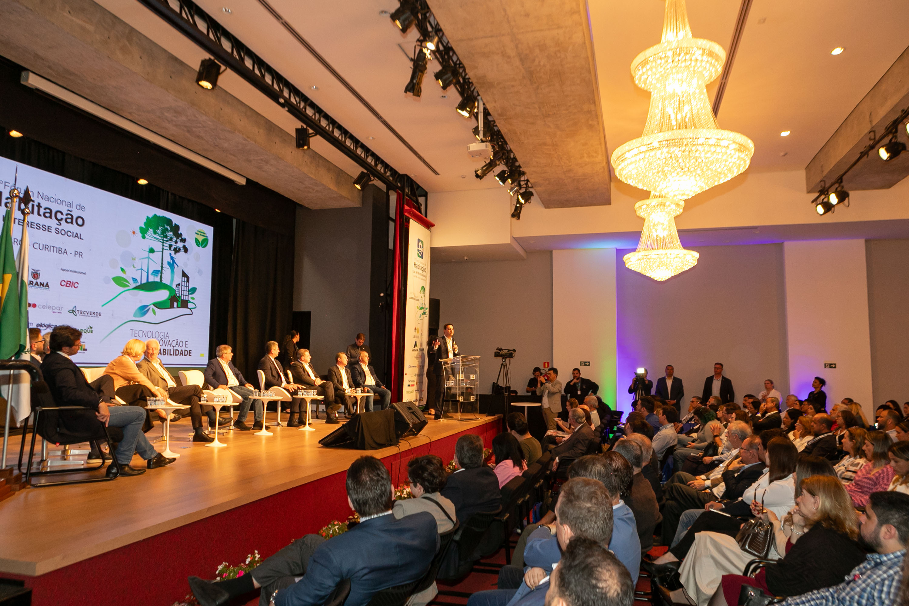O Paraná vai dar um novo passo em seu programa habitacional, o Casa Fácil Paraná. O governador Carlos Massa Ratinho Junior assinou nesta quarta-feira (4), durante a abertura do Fórum Nacional de Habitação de Interesse Social, um convênio de US$ 187 milhões (R$ 1,13 bilhão) com o Banco Interamericano de Desenvolvimento (BID) para o Vida Nova, modalidade do Casa Fácil voltada a famílias em situação de vulnerabilidade social.